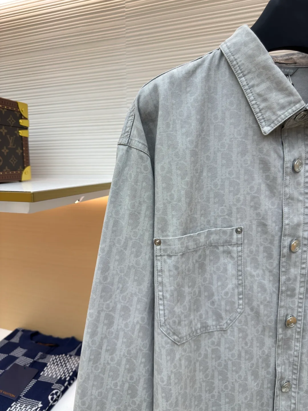 DIOR dark pattern all-over printed workwear denim jacket ●Authentic product: purchased and developed by 26789 ●Item number: 1680251-B50 ●Material: denim ●Technology: all-over printing ●Version: fitted version ●Weight: about 530g ●Size: 38-39-40-41 ●Description: Reinterpret workwear style with casual tailoring. Crafted from gray cotton denim, it's finished with the all-over classic Oblique print for an elegant look. The overall wiring is straight and delicate, the fabric is comfortable and soft, the color is consistent and there is no color difference, it can be matched with the same style to create a fashionable look, and can be used in various occasions, customized accessories, complete with three standards, the same style for men and women!
