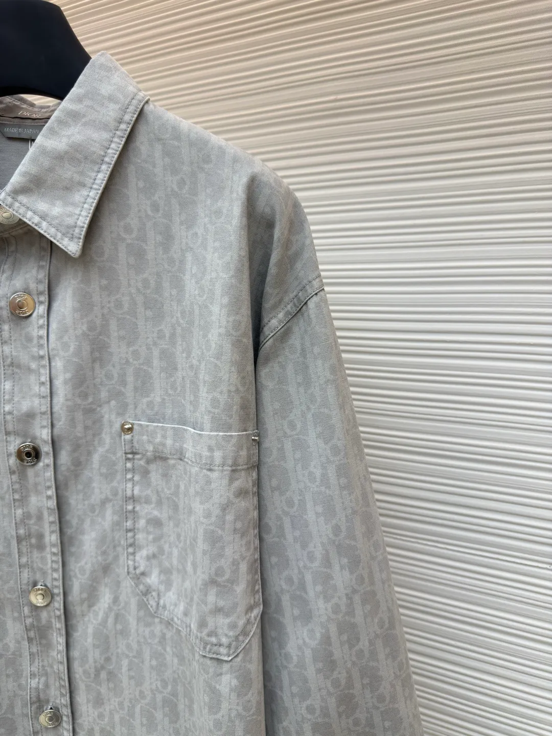 DIOR dark pattern all-over printed workwear denim jacket ●Authentic product: purchased and developed by 26789 ●Item number: 1680251-B50 ●Material: denim ●Technology: all-over printing ●Version: fitted version ●Weight: about 530g ●Size: 38-39-40-41 ●Description: Reinterpret workwear style with casual tailoring. Crafted from gray cotton denim, it's finished with the all-over classic Oblique print for an elegant look. The overall wiring is straight and delicate, the fabric is comfortable and soft, the color is consistent and there is no color difference, it can be matched with the same style to create a fashionable look, and can be used in various occasions, customized accessories, complete with three standards, the same style for men and women!