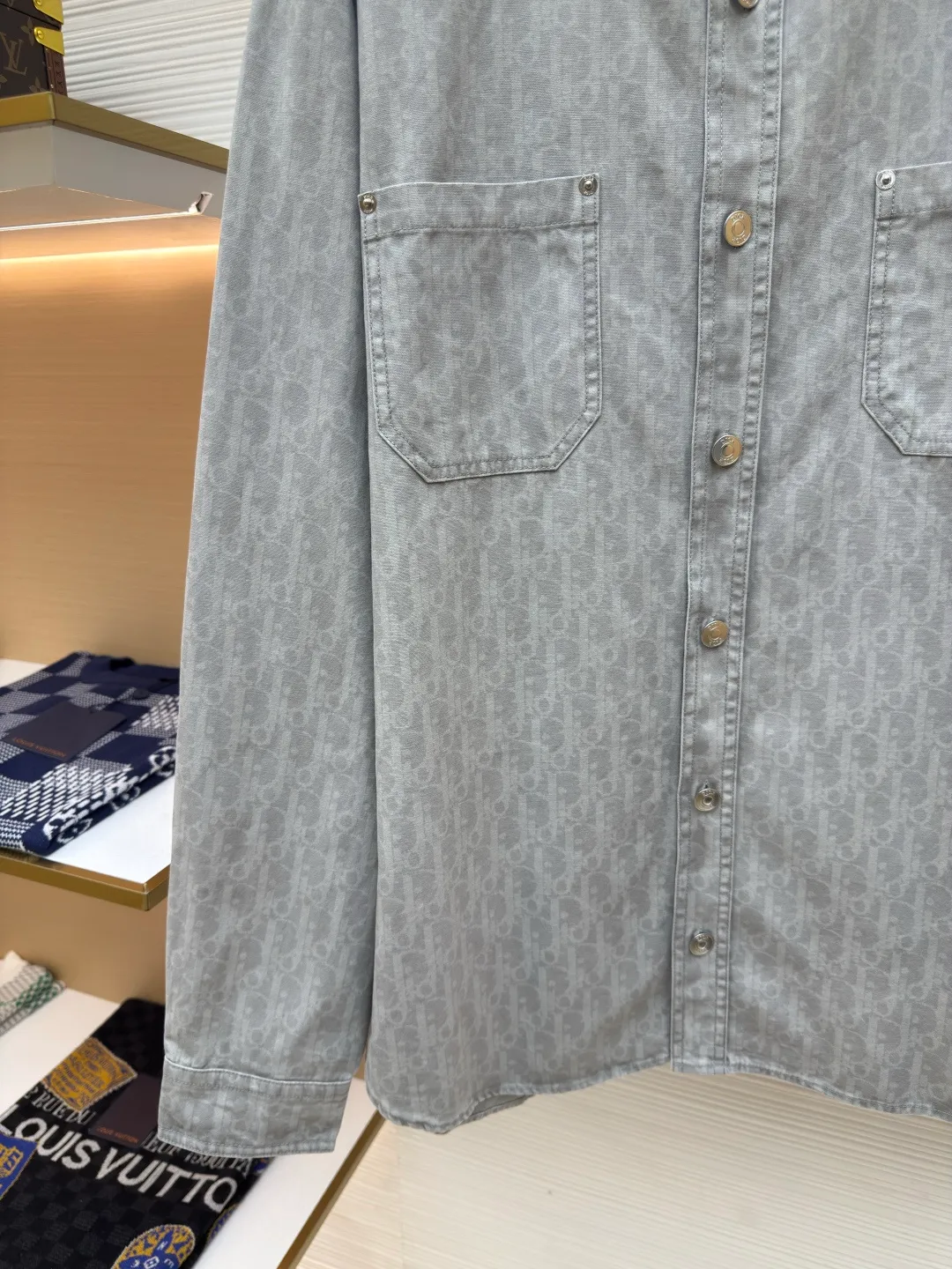 DIOR dark pattern all-over printed workwear denim jacket ●Authentic product: purchased and developed by 26789 ●Item number: 1680251-B50 ●Material: denim ●Technology: all-over printing ●Version: fitted version ●Weight: about 530g ●Size: 38-39-40-41 ●Description: Reinterpret workwear style with casual tailoring. Crafted from gray cotton denim, it's finished with the all-over classic Oblique print for an elegant look. The overall wiring is straight and delicate, the fabric is comfortable and soft, the color is consistent and there is no color difference, it can be matched with the same style to create a fashionable look, and can be used in various occasions, customized accessories, complete with three standards, the same style for men and women!