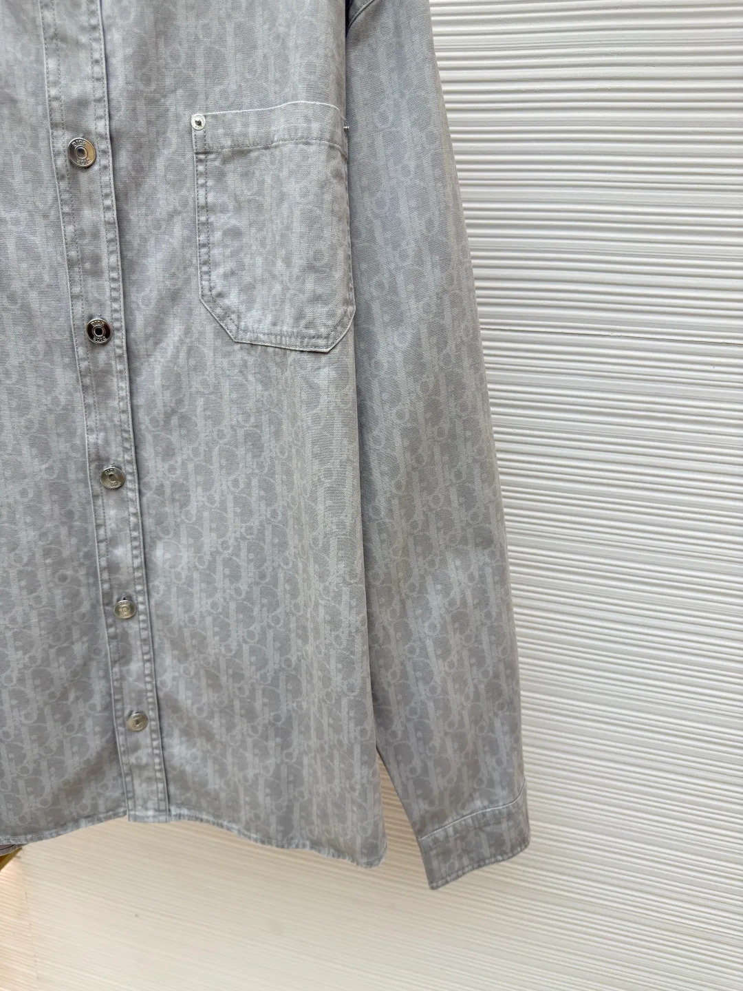 DIOR dark pattern all-over printed workwear denim jacket ●Authentic product: purchased and developed by 26789 ●Item number: 1680251-B50 ●Material: denim ●Technology: all-over printing ●Version: fitted version ●Weight: about 530g ●Size: 38-39-40-41 ●Description: Reinterpret workwear style with casual tailoring. Crafted from gray cotton denim, it's finished with the all-over classic Oblique print for an elegant look. The overall wiring is straight and delicate, the fabric is comfortable and soft, the color is consistent and there is no color difference, it can be matched with the same style to create a fashionable look, and can be used in various occasions, customized accessories, complete with three standards, the same style for men and women!