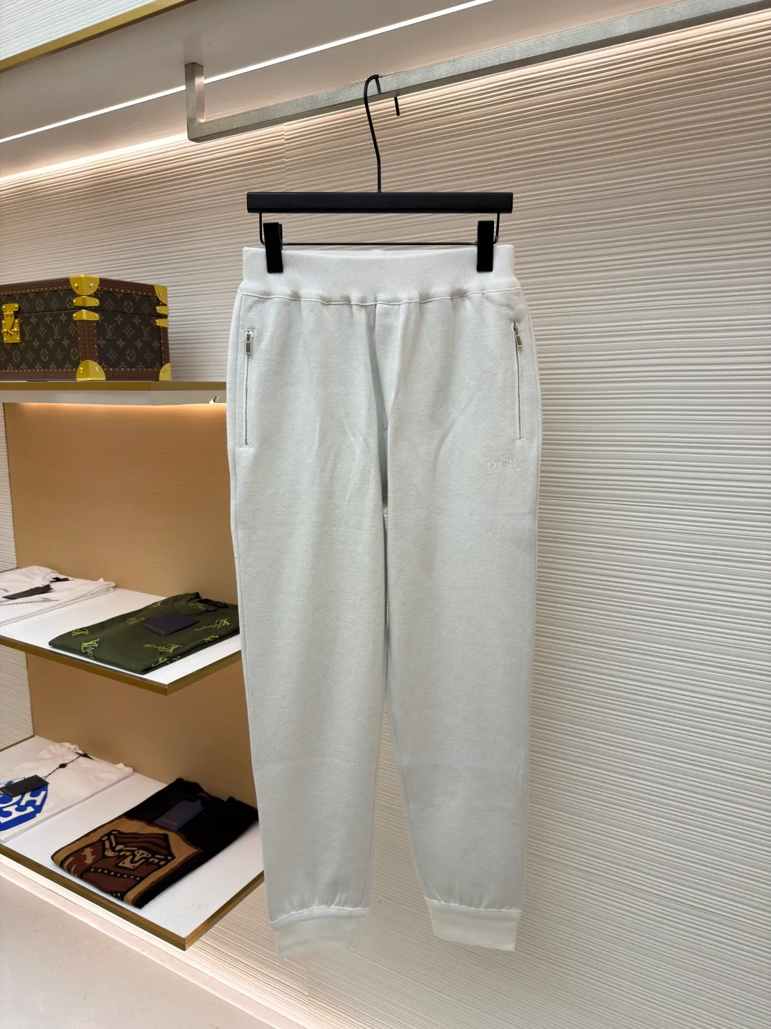 Dior presbyopic wool trousers ●Item number: 1680906-B15 ●Material: wool cashmere fabric ●Technology: jacquard texture production ●Version: fitted version ●Weight: about 615 grams ●Size: S-M-L-XL ●Description: The fabric is made of cashmere fabric, containing 50% wool and pure cotton, with original hemming inside, jacquard letters, integrated design. One side has a solid color logo, and the spliced side has a classic presbyopia. It can be worn on both sides to change the style at any time. Customized imported velvet imported machine weaving, the material is conscientious and full of high-end texture. It is comfortable to wear and skin-friendly. It is made by a large factory and has perfect details and texture. The fabric is made of imported cashmere yarn. New product for early autumn! Hot style return! New version of dropped shoulder design High-grade navy blue presbyopic logo zipper cashmere jacket. Reversible. The letter jacquard texture on the back is luxurious and handsome. The hooded design is fashionable and advanced. The classic version does not make people look slimmer. Highly recommended! The overall wiring is straight and delicate, the fabric is comfortable and soft, and the color is consistent without color difference. It can be matched with the same style to create a fashionable look and control various occasions. Customized accessories, complete with three standards, same style for men and women!