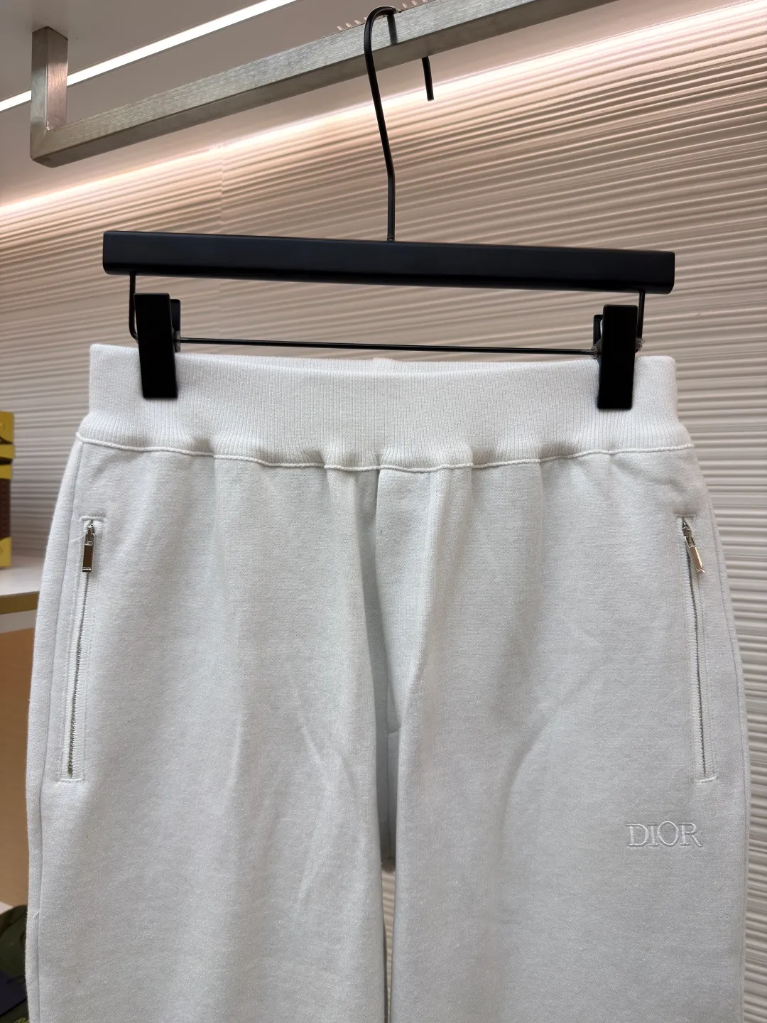 Dior presbyopic wool trousers ●Item number: 1680906-B15 ●Material: wool cashmere fabric ●Technology: jacquard texture production ●Version: fitted version ●Weight: about 615 grams ●Size: S-M-L-XL ●Description: The fabric is made of cashmere fabric, containing 50% wool and pure cotton, with original hemming inside, jacquard letters, integrated design. One side has a solid color logo, and the spliced side has a classic presbyopia. It can be worn on both sides to change the style at any time. Customized imported velvet imported machine weaving, the material is conscientious and full of high-end texture. It is comfortable to wear and skin-friendly. It is made by a large factory and has perfect details and texture. The fabric is made of imported cashmere yarn. New product for early autumn! Hot style return! New version of dropped shoulder design High-grade navy blue presbyopic logo zipper cashmere jacket. Reversible. The letter jacquard texture on the back is luxurious and handsome. The hooded design is fashionable and advanced. The classic version does not make people look slimmer. Highly recommended! The overall wiring is straight and delicate, the fabric is comfortable and soft, and the color is consistent without color difference. It can be matched with the same style to create a fashionable look and control various occasions. Customized accessories, complete with three standards, same style for men and women!