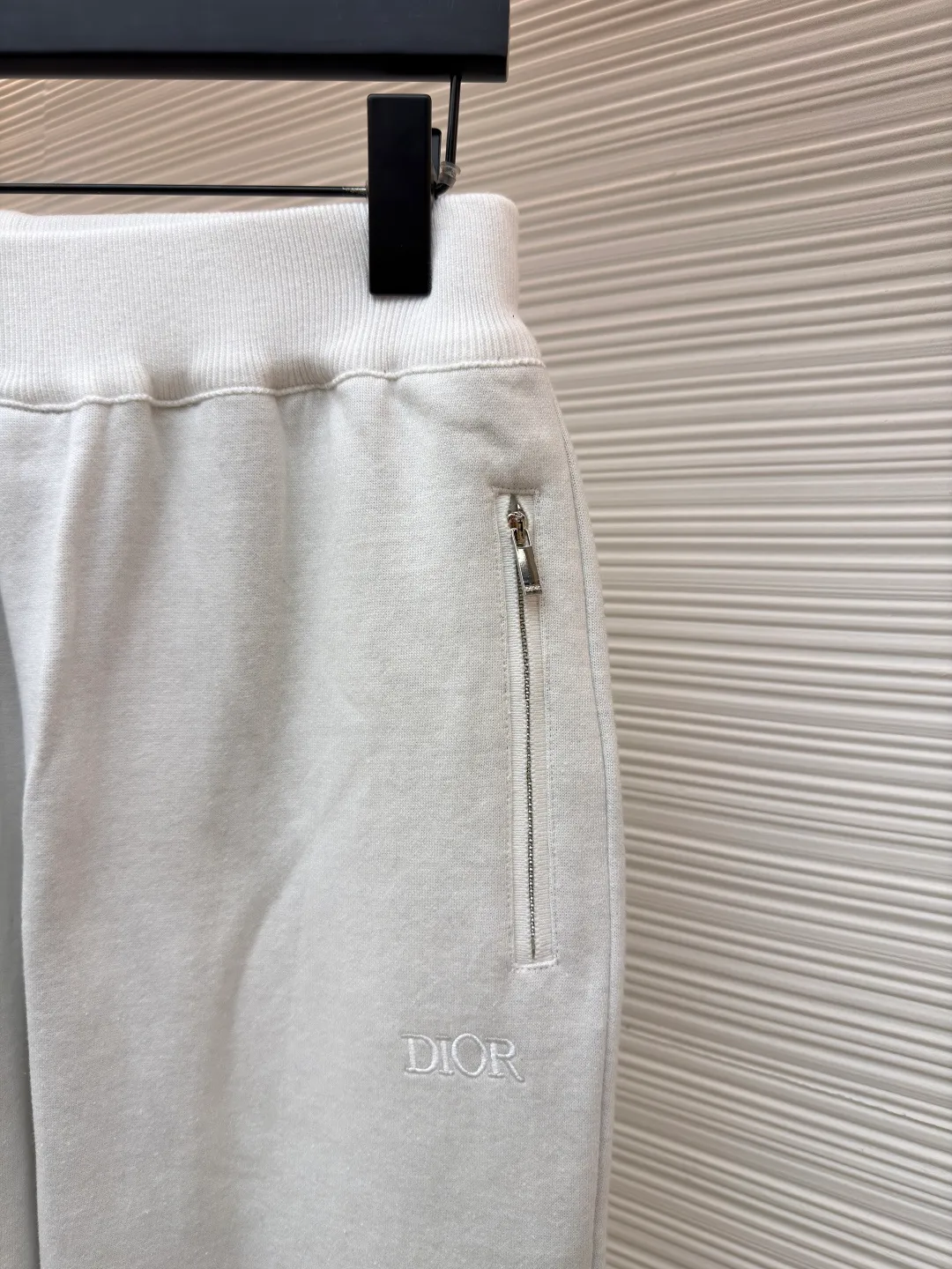 Dior presbyopic wool trousers ●Item number: 1680906-B15 ●Material: wool cashmere fabric ●Technology: jacquard texture production ●Version: fitted version ●Weight: about 615 grams ●Size: S-M-L-XL ●Description: The fabric is made of cashmere fabric, containing 50% wool and pure cotton, with original hemming inside, jacquard letters, integrated design. One side has a solid color logo, and the spliced side has a classic presbyopia. It can be worn on both sides to change the style at any time. Customized imported velvet imported machine weaving, the material is conscientious and full of high-end texture. It is comfortable to wear and skin-friendly. It is made by a large factory and has perfect details and texture. The fabric is made of imported cashmere yarn. New product for early autumn! Hot style return! New version of dropped shoulder design High-grade navy blue presbyopic logo zipper cashmere jacket. Reversible. The letter jacquard texture on the back is luxurious and handsome. The hooded design is fashionable and advanced. The classic version does not make people look slimmer. Highly recommended! The overall wiring is straight and delicate, the fabric is comfortable and soft, and the color is consistent without color difference. It can be matched with the same style to create a fashionable look and control various occasions. Customized accessories, complete with three standards, same style for men and women!