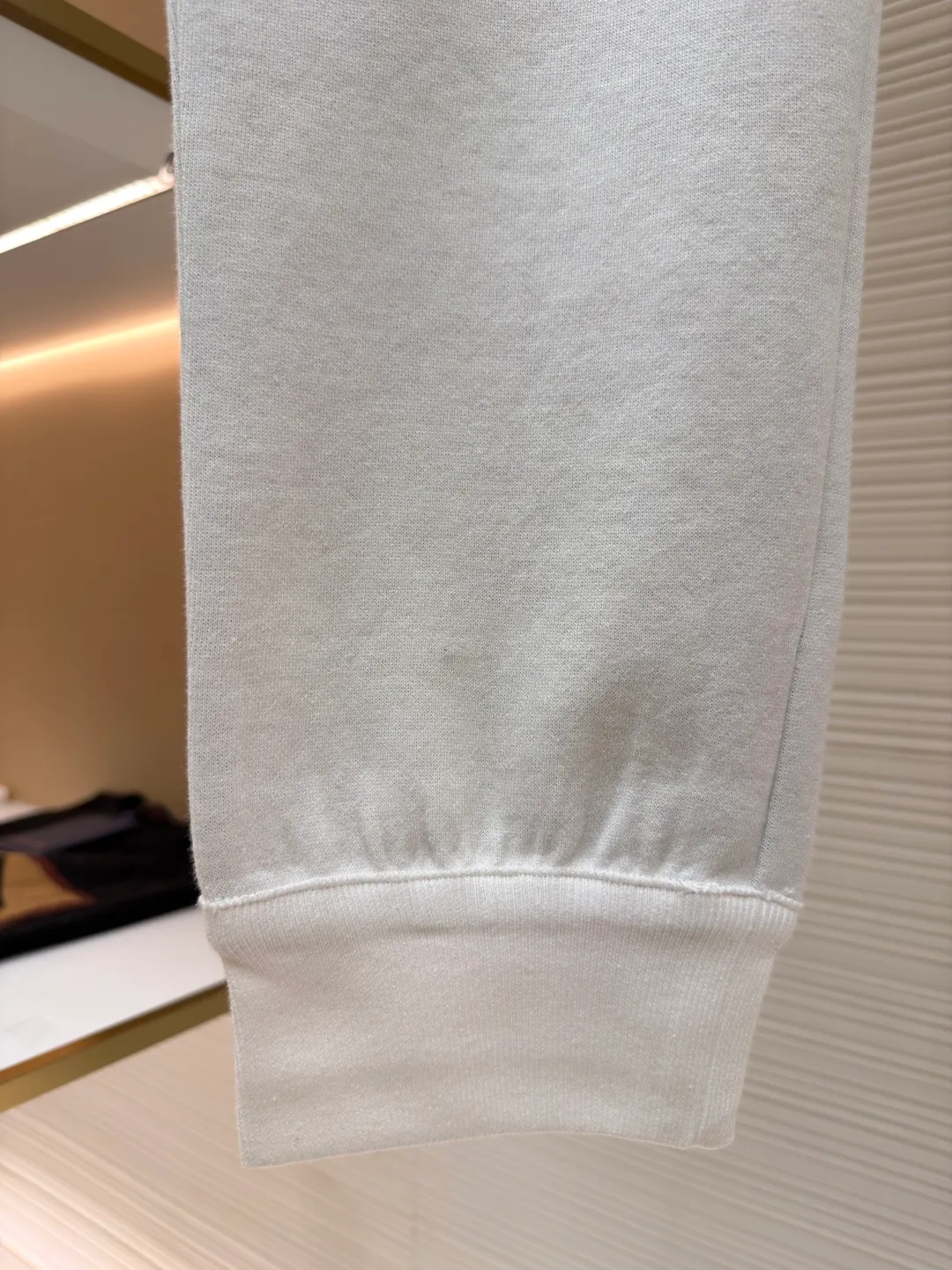Dior presbyopic wool trousers ●Item number: 1680906-B15 ●Material: wool cashmere fabric ●Technology: jacquard texture production ●Version: fitted version ●Weight: about 615 grams ●Size: S-M-L-XL ●Description: The fabric is made of cashmere fabric, containing 50% wool and pure cotton, with original hemming inside, jacquard letters, integrated design. One side has a solid color logo, and the spliced side has a classic presbyopia. It can be worn on both sides to change the style at any time. Customized imported velvet imported machine weaving, the material is conscientious and full of high-end texture. It is comfortable to wear and skin-friendly. It is made by a large factory and has perfect details and texture. The fabric is made of imported cashmere yarn. New product for early autumn! Hot style return! New version of dropped shoulder design High-grade navy blue presbyopic logo zipper cashmere jacket. Reversible. The letter jacquard texture on the back is luxurious and handsome. The hooded design is fashionable and advanced. The classic version does not make people look slimmer. Highly recommended! The overall wiring is straight and delicate, the fabric is comfortable and soft, and the color is consistent without color difference. It can be matched with the same style to create a fashionable look and control various occasions. Customized accessories, complete with three standards, same style for men and women!