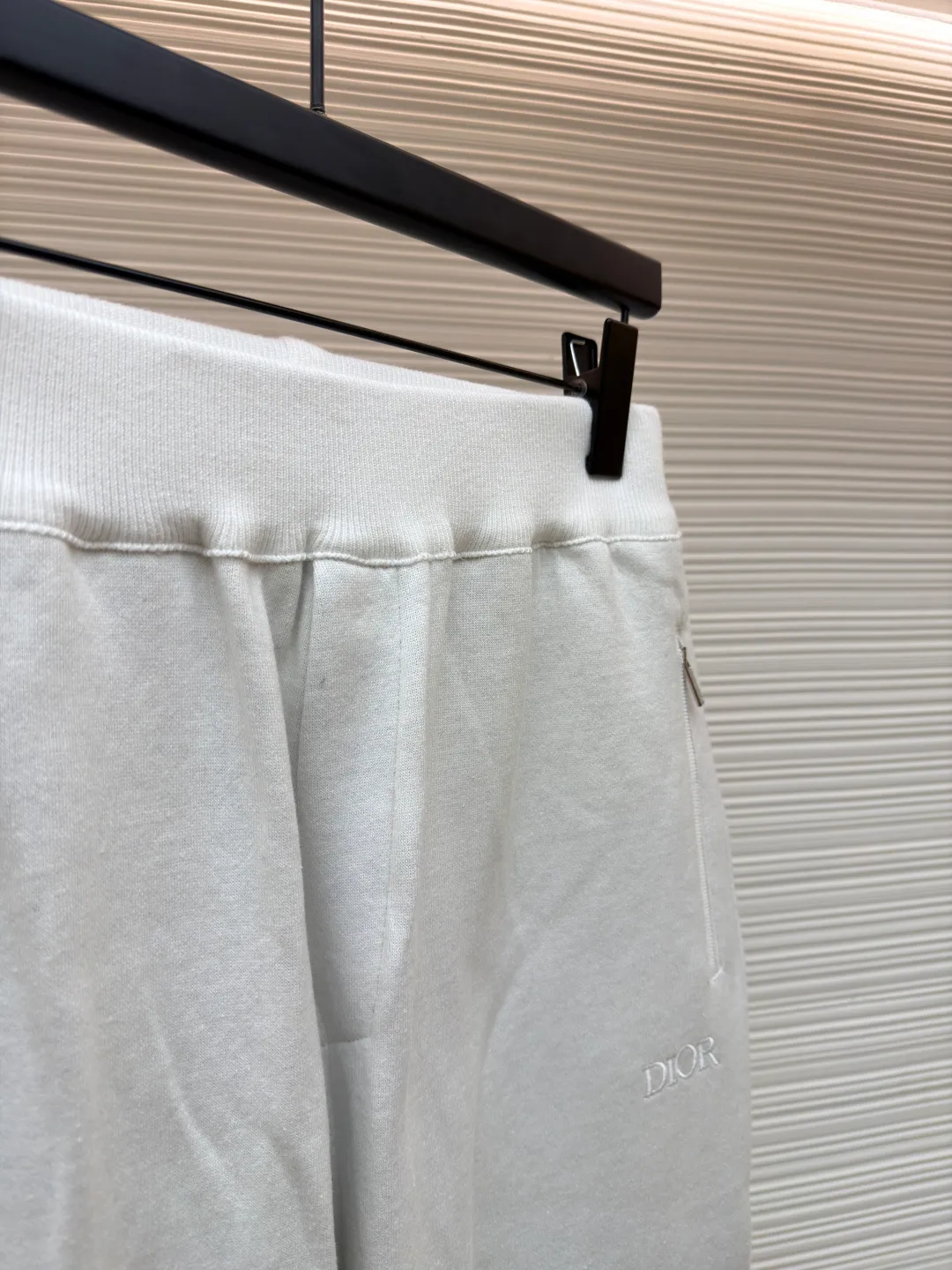 Dior presbyopic wool trousers ●Item number: 1680906-B15 ●Material: wool cashmere fabric ●Technology: jacquard texture production ●Version: fitted version ●Weight: about 615 grams ●Size: S-M-L-XL ●Description: The fabric is made of cashmere fabric, containing 50% wool and pure cotton, with original hemming inside, jacquard letters, integrated design. One side has a solid color logo, and the spliced side has a classic presbyopia. It can be worn on both sides to change the style at any time. Customized imported velvet imported machine weaving, the material is conscientious and full of high-end texture. It is comfortable to wear and skin-friendly. It is made by a large factory and has perfect details and texture. The fabric is made of imported cashmere yarn. New product for early autumn! Hot style return! New version of dropped shoulder design High-grade navy blue presbyopic logo zipper cashmere jacket. Reversible. The letter jacquard texture on the back is luxurious and handsome. The hooded design is fashionable and advanced. The classic version does not make people look slimmer. Highly recommended! The overall wiring is straight and delicate, the fabric is comfortable and soft, and the color is consistent without color difference. It can be matched with the same style to create a fashionable look and control various occasions. Customized accessories, complete with three standards, same style for men and women!