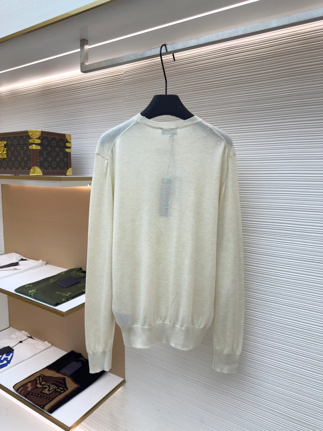 Dior small label round neck woolen long sleeves ●Original version: purchased and developed by 7868 ●Item number: 1680717-A60 ●Material: wool fabric ●Technology: knitted production ●Version: fitted version ●Weight: about 220 grams ●Size: XS-S-M-L ●Description: Selected color-matched dyed wool knitted plain fabric. The plain knitted structure ensures that the fabric is tight, flat and has good elasticity, and is not easy to loose and deform. The high-grade wool material brings an extremely soft, skin-friendly and delicate touch, while also having natural warmth and breathability. The unique glossy and soft texture fully reflects the texture of the fabric. "Paris" on the label emphasizes the brand's French origins and fashion tradition; it is presented through the jacquard woven label process, reflecting the brand's pursuit of advanced craftsmanship and classic aesthetics. The brand text/pattern is woven directly into the label through a digital jacquard loom. The texture is clear and the edges are burr-free. Compared with ordinary printed labels, it is more three-dimensional and durable. Made of high-count cotton material, it ensures a soft touch while maintaining stiffness; the classic white background is interspersed with black text, which enhances the quality through the luster of the yarn itself. Rib knitting technology is applied to the round neck, cuffs and hem to provide excellent elastic recovery; ensuring that these key parts will not loosen easily after long-term wear and remain crisp and stylish. The overall shape is likely to be a classic fit or a slightly loose cut, which is designed to ensure comfort and smoothly outline the silhouette. The overall wiring is straight and delicate, the fabric is comfortable and soft, and the color is consistent without color difference. It can be matched with the same style to create a fashionable look and control various occasions. Customized accessories, complete with three standards, same style for men and women!