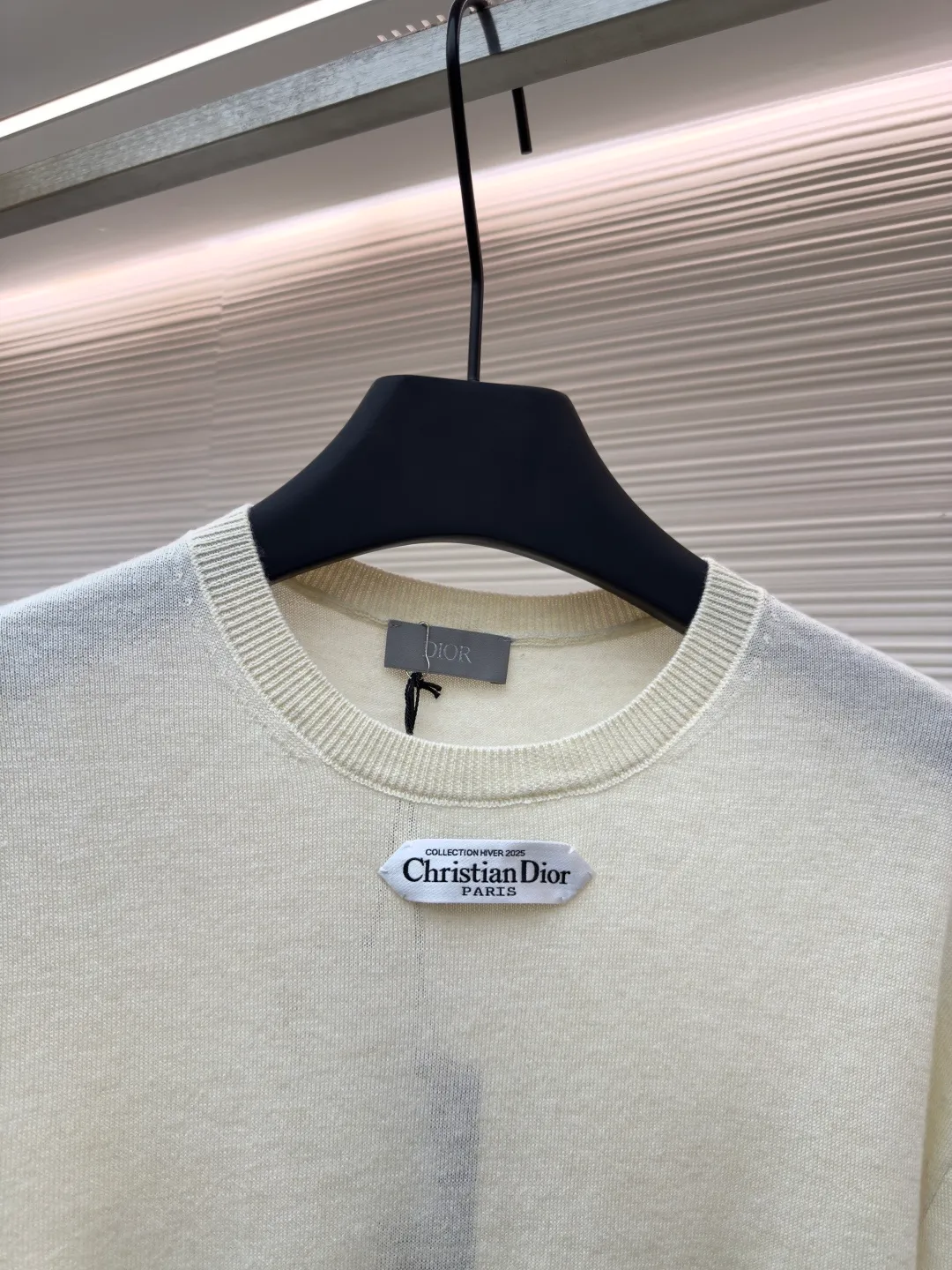 Dior small label round neck woolen long sleeves ●Original version: purchased and developed by 7868 ●Item number: 1680717-A60 ●Material: wool fabric ●Technology: knitted production ●Version: fitted version ●Weight: about 220 grams ●Size: XS-S-M-L ●Description: Selected color-matched dyed wool knitted plain fabric. The plain knitted structure ensures that the fabric is tight, flat and has good elasticity, and is not easy to loose and deform. The high-grade wool material brings an extremely soft, skin-friendly and delicate touch, while also having natural warmth and breathability. The unique glossy and soft texture fully reflects the texture of the fabric. "Paris" on the label emphasizes the brand's French origins and fashion tradition; it is presented through the jacquard woven label process, reflecting the brand's pursuit of advanced craftsmanship and classic aesthetics. The brand text/pattern is woven directly into the label through a digital jacquard loom. The texture is clear and the edges are burr-free. Compared with ordinary printed labels, it is more three-dimensional and durable. Made of high-count cotton material, it ensures a soft touch while maintaining stiffness; the classic white background is interspersed with black text, which enhances the quality through the luster of the yarn itself. Rib knitting technology is applied to the round neck, cuffs and hem to provide excellent elastic recovery; ensuring that these key parts will not loosen easily after long-term wear and remain crisp and stylish. The overall shape is likely to be a classic fit or a slightly loose cut, which is designed to ensure comfort and smoothly outline the silhouette. The overall wiring is straight and delicate, the fabric is comfortable and soft, and the color is consistent without color difference. It can be matched with the same style to create a fashionable look and control various occasions. Customized accessories, complete with three standards, same style for men and women!
