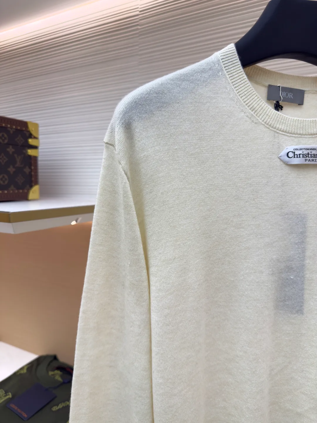 Dior small label round neck woolen long sleeves ●Original version: purchased and developed by 7868 ●Item number: 1680717-A60 ●Material: wool fabric ●Technology: knitted production ●Version: fitted version ●Weight: about 220 grams ●Size: XS-S-M-L ●Description: Selected color-matched dyed wool knitted plain fabric. The plain knitted structure ensures that the fabric is tight, flat and has good elasticity, and is not easy to loose and deform. The high-grade wool material brings an extremely soft, skin-friendly and delicate touch, while also having natural warmth and breathability. The unique glossy and soft texture fully reflects the texture of the fabric. "Paris" on the label emphasizes the brand's French origins and fashion tradition; it is presented through the jacquard woven label process, reflecting the brand's pursuit of advanced craftsmanship and classic aesthetics. The brand text/pattern is woven directly into the label through a digital jacquard loom. The texture is clear and the edges are burr-free. Compared with ordinary printed labels, it is more three-dimensional and durable. Made of high-count cotton material, it ensures a soft touch while maintaining stiffness; the classic white background is interspersed with black text, which enhances the quality through the luster of the yarn itself. Rib knitting technology is applied to the round neck, cuffs and hem to provide excellent elastic recovery; ensuring that these key parts will not loosen easily after long-term wear and remain crisp and stylish. The overall shape is likely to be a classic fit or a slightly loose cut, which is designed to ensure comfort and smoothly outline the silhouette. The overall wiring is straight and delicate, the fabric is comfortable and soft, and the color is consistent without color difference. It can be matched with the same style to create a fashionable look and control various occasions. Customized accessories, complete with three standards, same style for men and women!