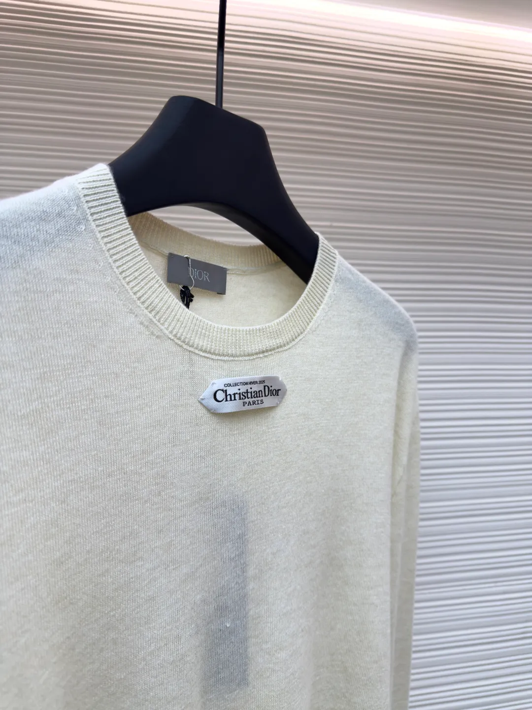 Dior small label round neck woolen long sleeves ●Original version: purchased and developed by 7868 ●Item number: 1680717-A60 ●Material: wool fabric ●Technology: knitted production ●Version: fitted version ●Weight: about 220 grams ●Size: XS-S-M-L ●Description: Selected color-matched dyed wool knitted plain fabric. The plain knitted structure ensures that the fabric is tight, flat and has good elasticity, and is not easy to loose and deform. The high-grade wool material brings an extremely soft, skin-friendly and delicate touch, while also having natural warmth and breathability. The unique glossy and soft texture fully reflects the texture of the fabric. "Paris" on the label emphasizes the brand's French origins and fashion tradition; it is presented through the jacquard woven label process, reflecting the brand's pursuit of advanced craftsmanship and classic aesthetics. The brand text/pattern is woven directly into the label through a digital jacquard loom. The texture is clear and the edges are burr-free. Compared with ordinary printed labels, it is more three-dimensional and durable. Made of high-count cotton material, it ensures a soft touch while maintaining stiffness; the classic white background is interspersed with black text, which enhances the quality through the luster of the yarn itself. Rib knitting technology is applied to the round neck, cuffs and hem to provide excellent elastic recovery; ensuring that these key parts will not loosen easily after long-term wear and remain crisp and stylish. The overall shape is likely to be a classic fit or a slightly loose cut, which is designed to ensure comfort and smoothly outline the silhouette. The overall wiring is straight and delicate, the fabric is comfortable and soft, and the color is consistent without color difference. It can be matched with the same style to create a fashionable look and control various occasions. Customized accessories, complete with three standards, same style for men and women!
