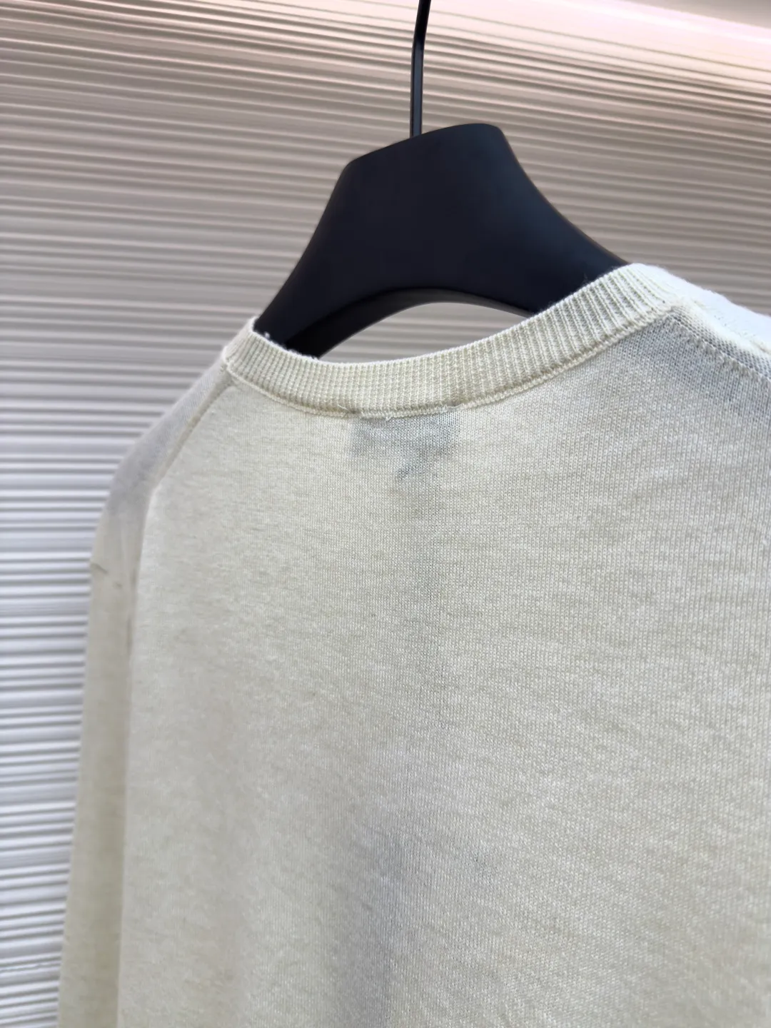 Dior small label round neck woolen long sleeves ●Original version: purchased and developed by 7868 ●Item number: 1680717-A60 ●Material: wool fabric ●Technology: knitted production ●Version: fitted version ●Weight: about 220 grams ●Size: XS-S-M-L ●Description: Selected color-matched dyed wool knitted plain fabric. The plain knitted structure ensures that the fabric is tight, flat and has good elasticity, and is not easy to loose and deform. The high-grade wool material brings an extremely soft, skin-friendly and delicate touch, while also having natural warmth and breathability. The unique glossy and soft texture fully reflects the texture of the fabric. "Paris" on the label emphasizes the brand's French origins and fashion tradition; it is presented through the jacquard woven label process, reflecting the brand's pursuit of advanced craftsmanship and classic aesthetics. The brand text/pattern is woven directly into the label through a digital jacquard loom. The texture is clear and the edges are burr-free. Compared with ordinary printed labels, it is more three-dimensional and durable. Made of high-count cotton material, it ensures a soft touch while maintaining stiffness; the classic white background is interspersed with black text, which enhances the quality through the luster of the yarn itself. Rib knitting technology is applied to the round neck, cuffs and hem to provide excellent elastic recovery; ensuring that these key parts will not loosen easily after long-term wear and remain crisp and stylish. The overall shape is likely to be a classic fit or a slightly loose cut, which is designed to ensure comfort and smoothly outline the silhouette. The overall wiring is straight and delicate, the fabric is comfortable and soft, and the color is consistent without color difference. It can be matched with the same style to create a fashionable look and control various occasions. Customized accessories, complete with three standards, same style for men and women!