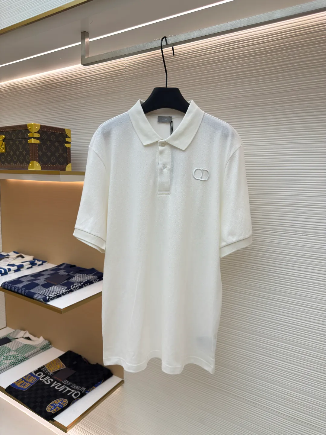 DIOR CD letter embroidered Polo shirt ●Authentic product: 3699 purchase and development ●Item number: 1680441-A35 ●Fabric: pure cotton fabric ●Technology: embroidery process ●Version: fitted version ●Weight: about 280 grams ●Size: XS-S-M-L ●Description: Color is custom-woven and dyed, "CD" design on the chest. A perfect fashionable and trendy item! The oversize version is very slimming and can be worn with a T-skirt or shorts. Who wouldn’t love it? The texture of the customized fabric is super versatile and can be worn in all seasons. The overall routing is straight and delicate, the fabric is comfortable and soft, and the color is consistent with no color difference. It can be matched with the same style to create a fashionable look and control various occasions. Customized accessories, complete with three labels, same style for men and women!