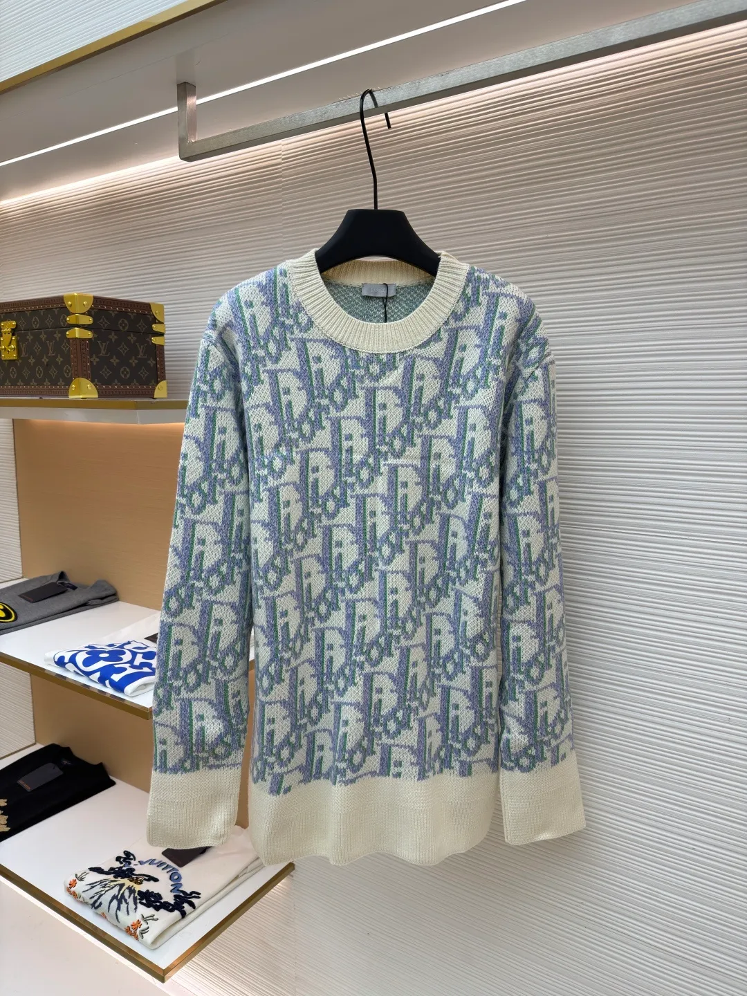 Dior presbyopic all-over printed wool sweater ●Item number: 1682046-A85 ●Fabric: wool blended fabric ●Technology: knitted ●Color: apricot purple ●Version: fitted version ●Weight: about 705 grams ●Size: S-M-L ●Description: It is made of 55 wool blended material, 55% wool and 45% cotton. The weaving method is 10-count medium-thick and fine-grain. It is woven on an imported wool loom. The clothes are washed in general. The washing water can effectively remove the odor of the clothes, while also increasing the feel of the clothes and fixing the shape of the clothes. This knitwear reinterprets Dior's classic Oblique print. Crafted from sheep wool jacquard with ribbed details for a classic silhouette. Can be paired with a variety of outfits to show off your personality. The overall wiring is straight and delicate, the fabric is comfortable and soft, and the color is consistent without color difference. It can be matched with the same style to create a fashionable look and control various occasions. Customized accessories, complete with three standards, same style for men and women!