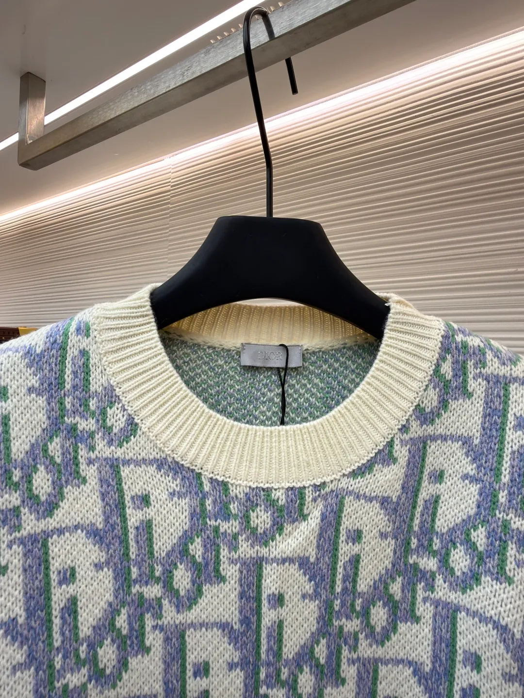 Dior presbyopic all-over printed wool sweater ●Item number: 1682046-A85 ●Fabric: wool blended fabric ●Technology: knitted ●Color: apricot purple ●Version: fitted version ●Weight: about 705 grams ●Size: S-M-L ●Description: It is made of 55 wool blended material, 55% wool and 45% cotton. The weaving method is 10-count medium-thick and fine-grain. It is woven on an imported wool loom. The clothes are washed in general. The washing water can effectively remove the odor of the clothes, while also increasing the feel of the clothes and fixing the shape of the clothes. This knitwear reinterprets Dior's classic Oblique print. Crafted from sheep wool jacquard with ribbed details for a classic silhouette. Can be paired with a variety of outfits to show off your personality. The overall wiring is straight and delicate, the fabric is comfortable and soft, and the color is consistent without color difference. It can be matched with the same style to create a fashionable look and control various occasions. Customized accessories, complete with three standards, same style for men and women!