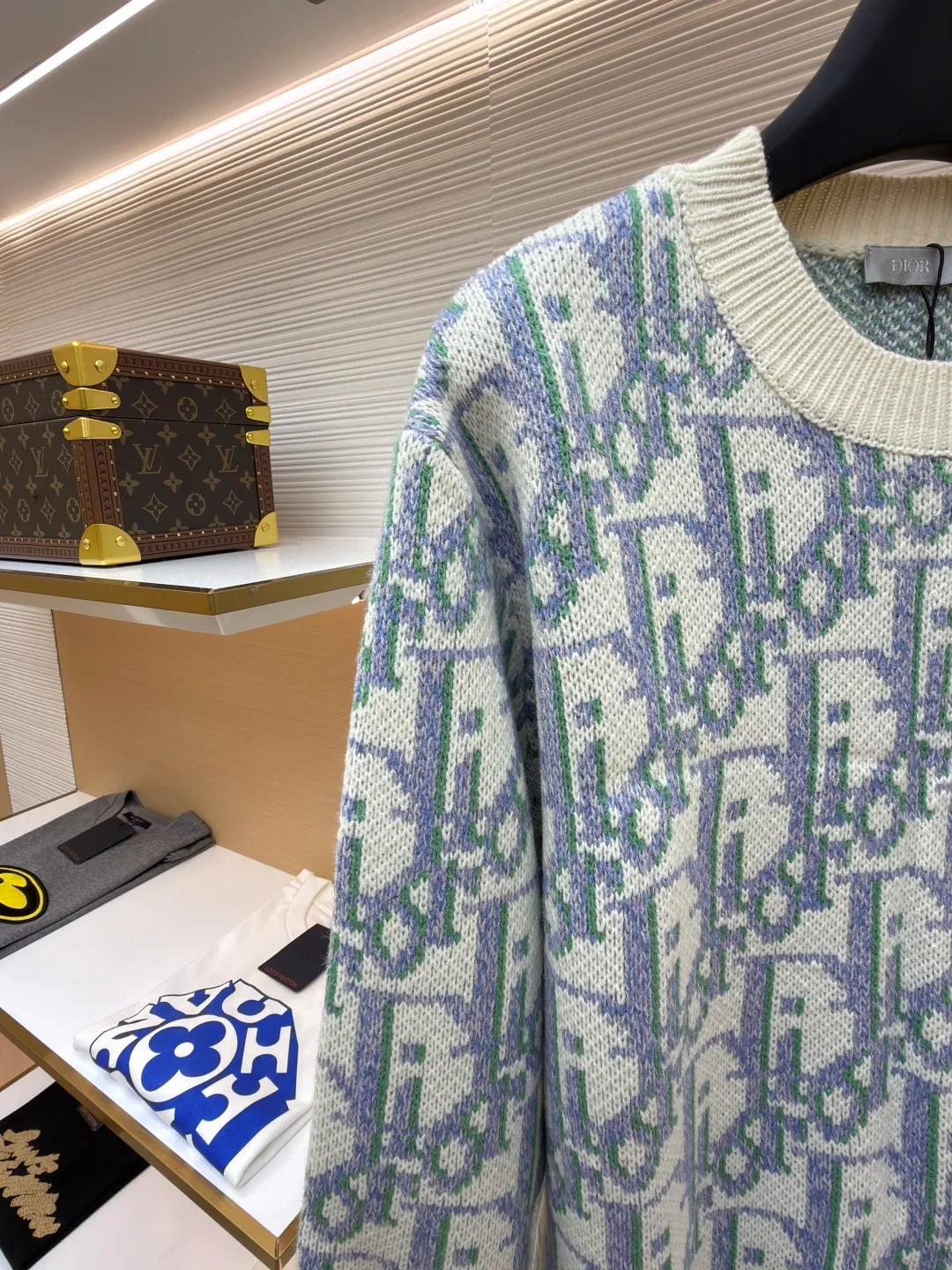 Dior presbyopic all-over printed wool sweater ●Item number: 1682046-A85 ●Fabric: wool blended fabric ●Technology: knitted ●Color: apricot purple ●Version: fitted version ●Weight: about 705 grams ●Size: S-M-L ●Description: It is made of 55 wool blended material, 55% wool and 45% cotton. The weaving method is 10-count medium-thick and fine-grain. It is woven on an imported wool loom. The clothes are washed in general. The washing water can effectively remove the odor of the clothes, while also increasing the feel of the clothes and fixing the shape of the clothes. This knitwear reinterprets Dior's classic Oblique print. Crafted from sheep wool jacquard with ribbed details for a classic silhouette. Can be paired with a variety of outfits to show off your personality. The overall wiring is straight and delicate, the fabric is comfortable and soft, and the color is consistent without color difference. It can be matched with the same style to create a fashionable look and control various occasions. Customized accessories, complete with three standards, same style for men and women!