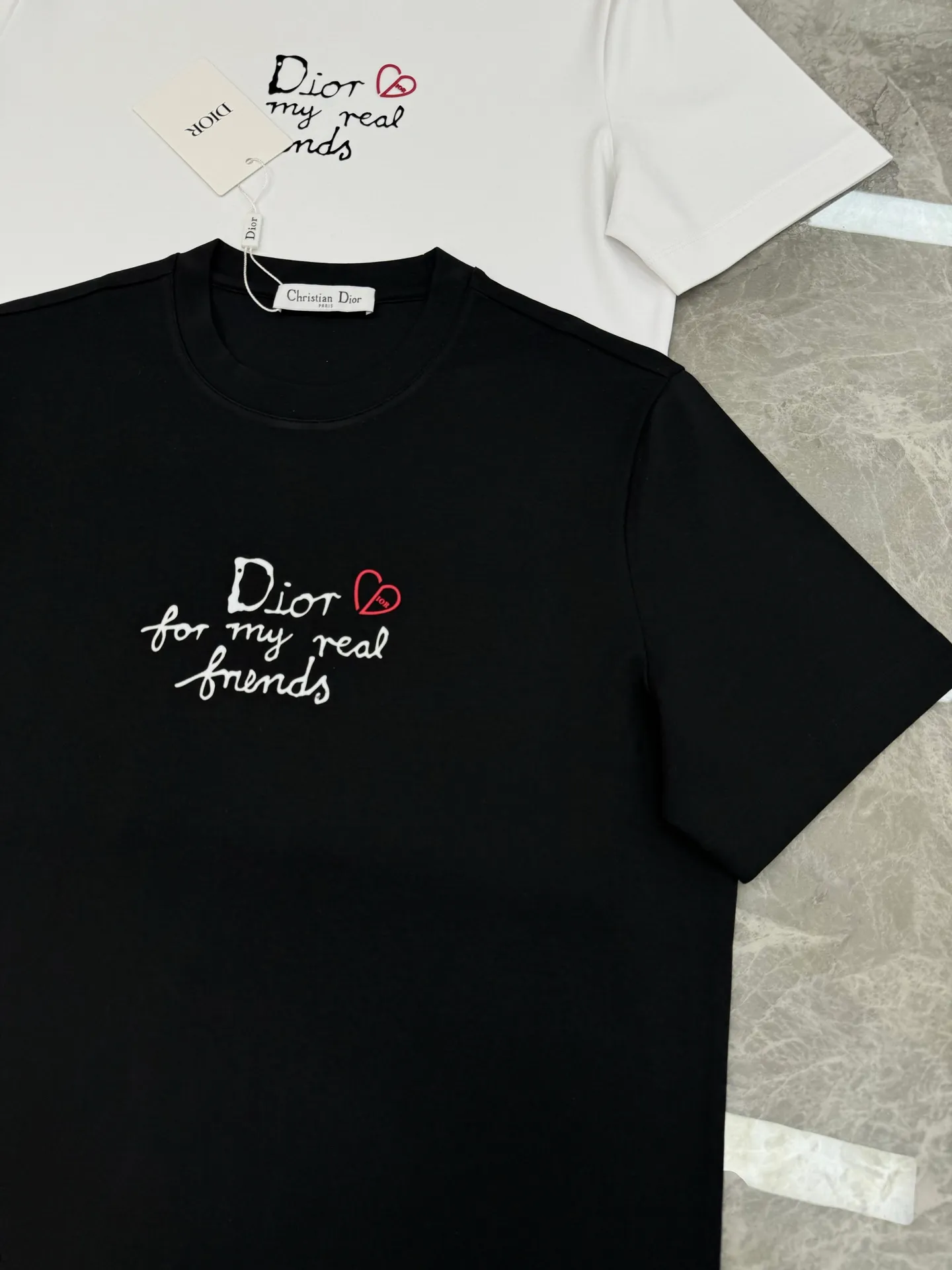 🅿️180 Dior 25s new modal T-shirt. 3D heat transfer design of classic letters on the chest. Brand letters are matched with heart-shaped dior❤️age-reducing and attractive! Simple and advanced. The recognition is quite distinct. It enriches the vision and adds a sense of nobility! Customized high weight 250g modal fabric. Delicate, soft and textured! The comfortable touch experience is self-evident, and the upper body has excellent texture! Color: Black. White. Size: s-xxl
