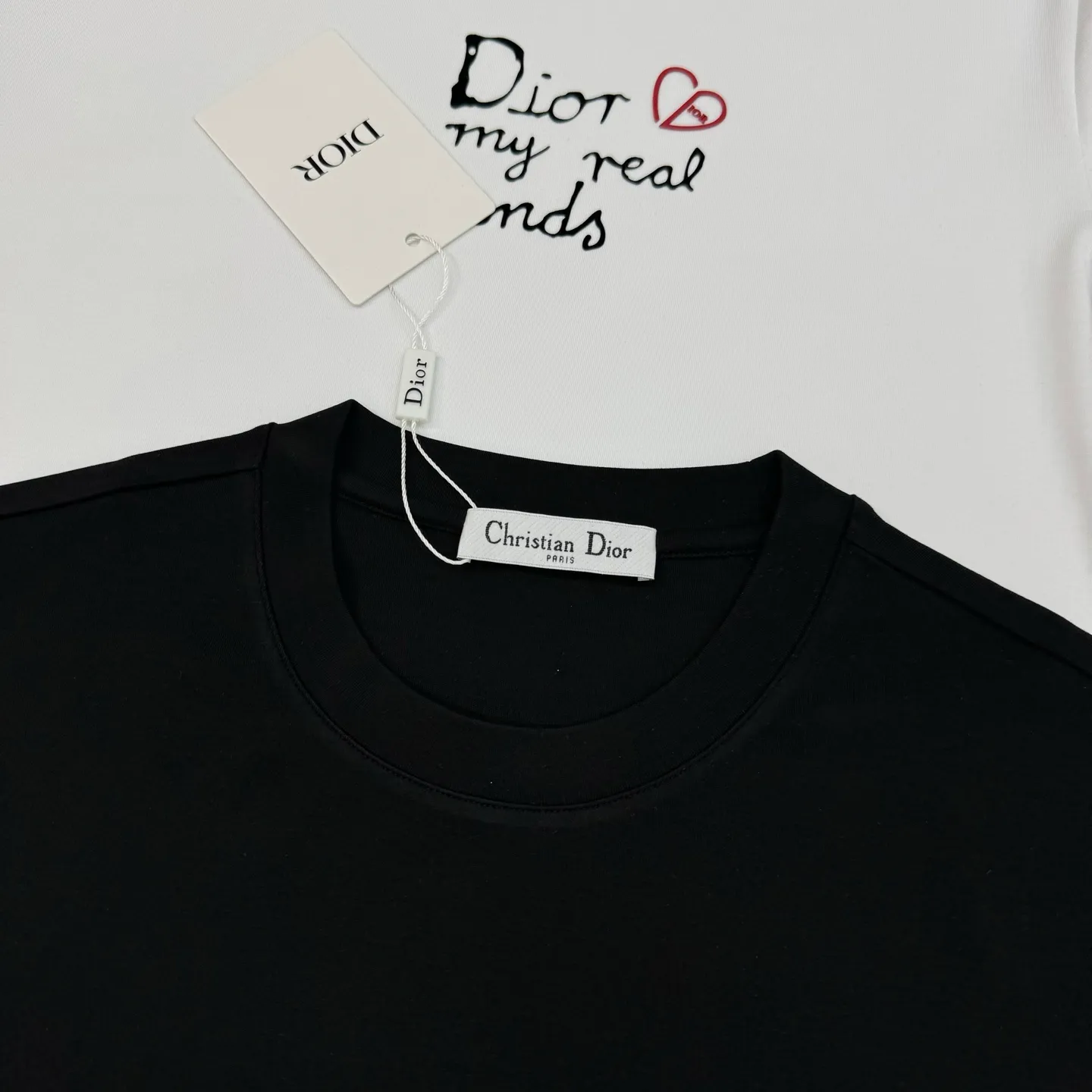 🅿️180 Dior 25s new modal T-shirt. 3D heat transfer design of classic letters on the chest. Brand letters are matched with heart-shaped dior❤️age-reducing and attractive! Simple and advanced. The recognition is quite distinct. It enriches the vision and adds a sense of nobility! Customized high weight 250g modal fabric. Delicate, soft and textured! The comfortable touch experience is self-evident, and the upper body has excellent texture! Color: Black. White. Size: s-xxl