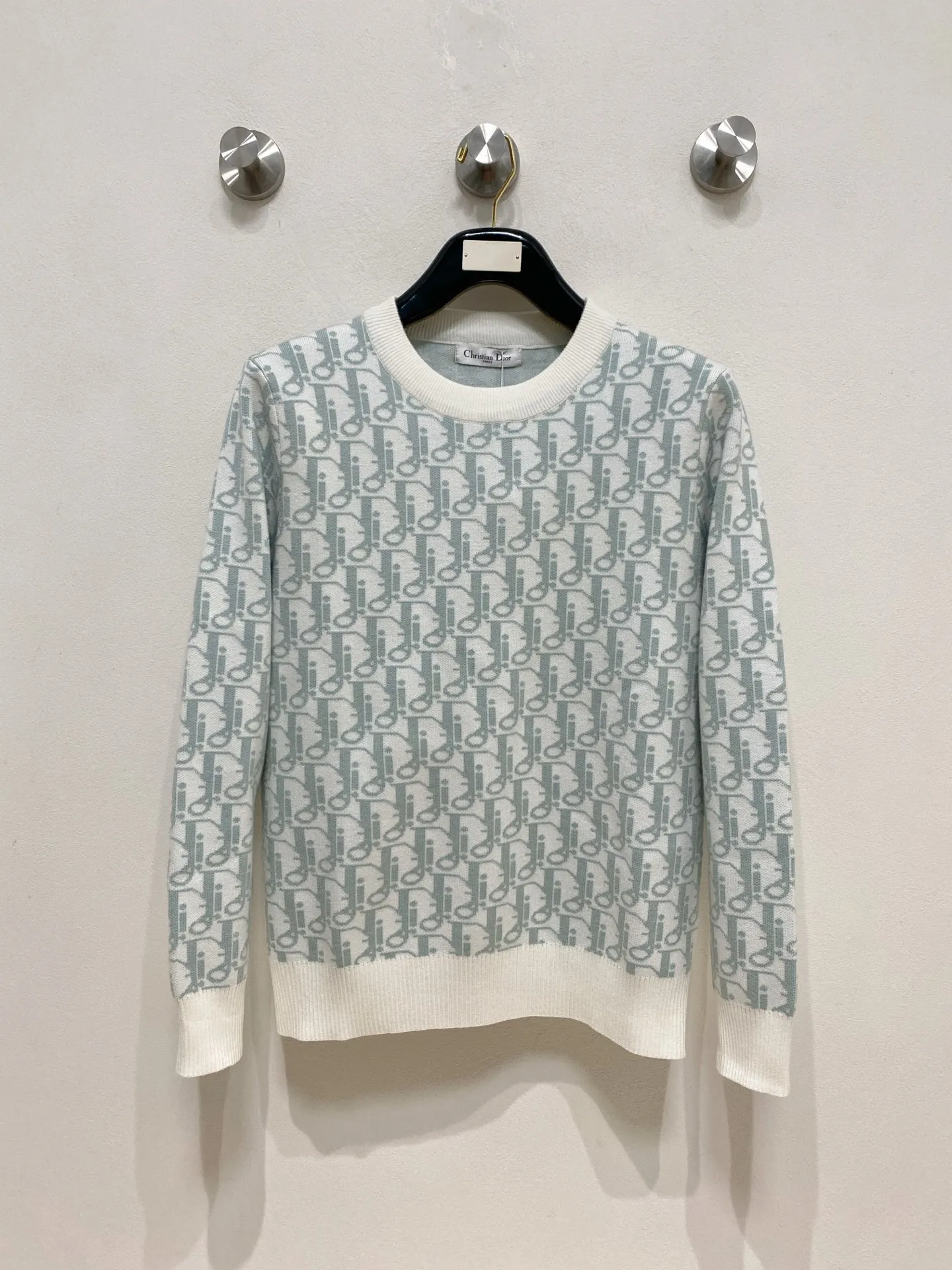 🅿️440 Dior 2025 new wool blended round neck long-sleeved sweater cardigan bottoming sweater, high-end version! The custom-made fabrics at the counter are highly breathable and comfortable, with impeccable details and brand element design concepts, reflecting high quality. It feels delicate and soft! It presents a casual cut and the upper body shape is great! 🐉Code size: M-3XL