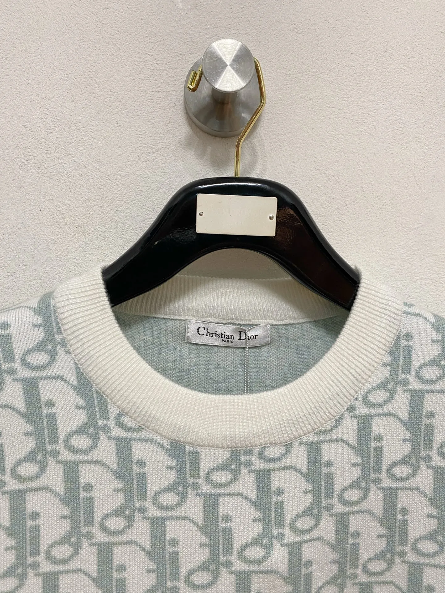 🅿️440 Dior 2025 new wool blended round neck long-sleeved sweater cardigan bottoming sweater, high-end version! The custom-made fabrics at the counter are highly breathable and comfortable, with impeccable details and brand element design concepts, reflecting high quality. It feels delicate and soft! It presents a casual cut and the upper body shape is great! 🐉Code size: M-3XL