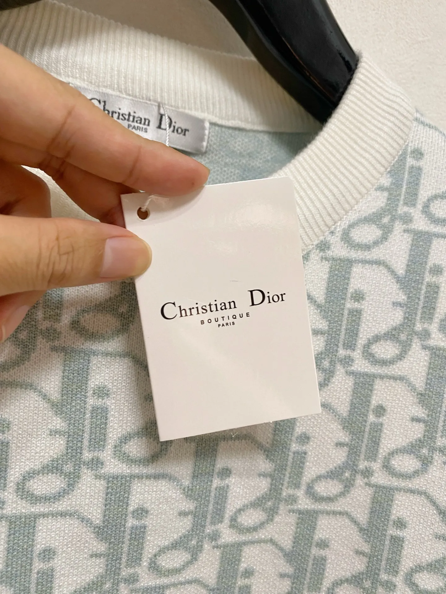 🅿️440 Dior 2025 new wool blended round neck long-sleeved sweater cardigan bottoming sweater, high-end version! The custom-made fabrics at the counter are highly breathable and comfortable, with impeccable details and brand element design concepts, reflecting high quality. It feels delicate and soft! It presents a casual cut and the upper body shape is great! 🐉Code size: M-3XL