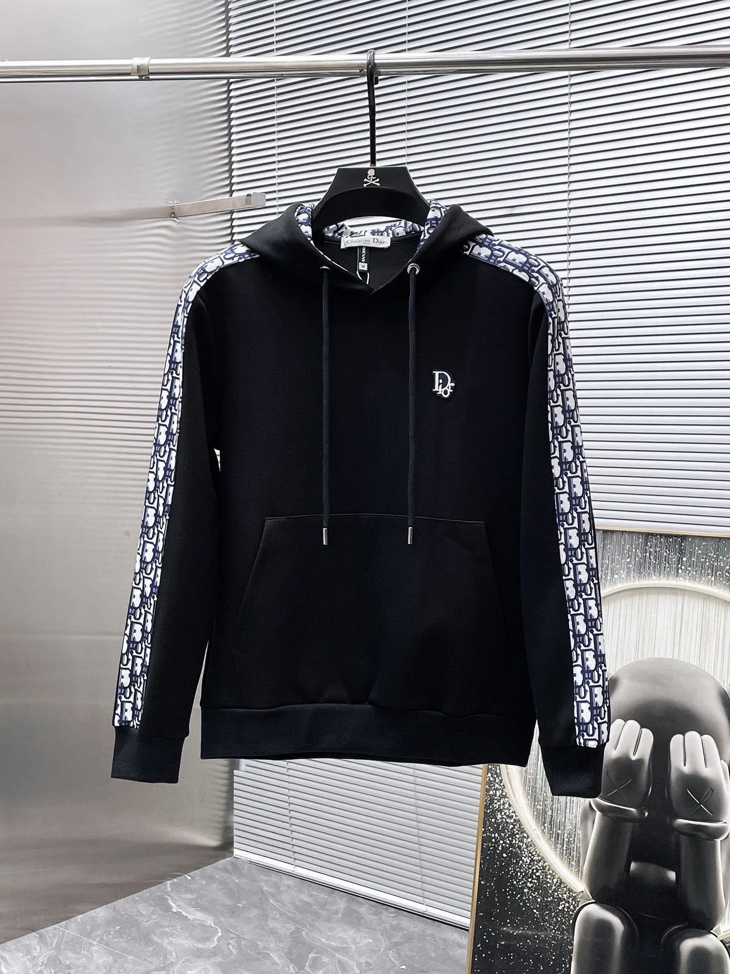 🅿️720 Dior hot-selling suit is coming. Focus on the original version of the official website. 2025 new hot-selling cardigan suit. The original order is the best. 🇭🇰The meticulous work of top designers. It has a fitting and perfect upper body effect. All-natural high-quality Tencel Roman cotton 100%, close-fitting comfort, noble and elegant! Original hardware embodies elegance and nobility! Counter size: M-3XL (maximum wear up to 190 pounds)
