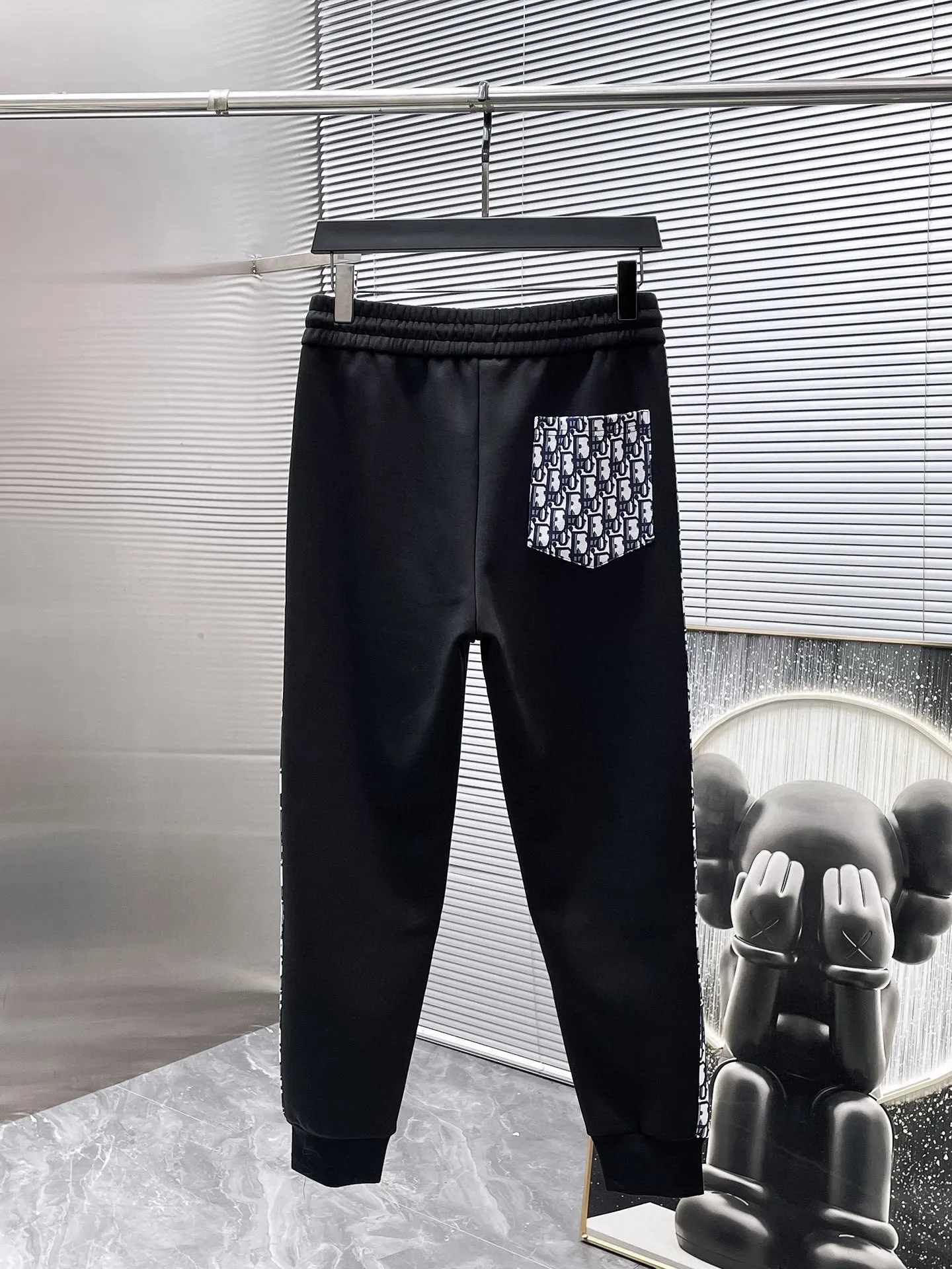 🅿️720 Dior hot-selling suit is coming. Focus on the original version of the official website. 2025 new hot-selling cardigan suit. The original order is the best. 🇭🇰The meticulous work of top designers. It has a fitting and perfect upper body effect. All-natural high-quality Tencel Roman cotton 100%, close-fitting comfort, noble and elegant! Original hardware embodies elegance and nobility! Counter size: M-3XL (maximum wear up to 190 pounds)