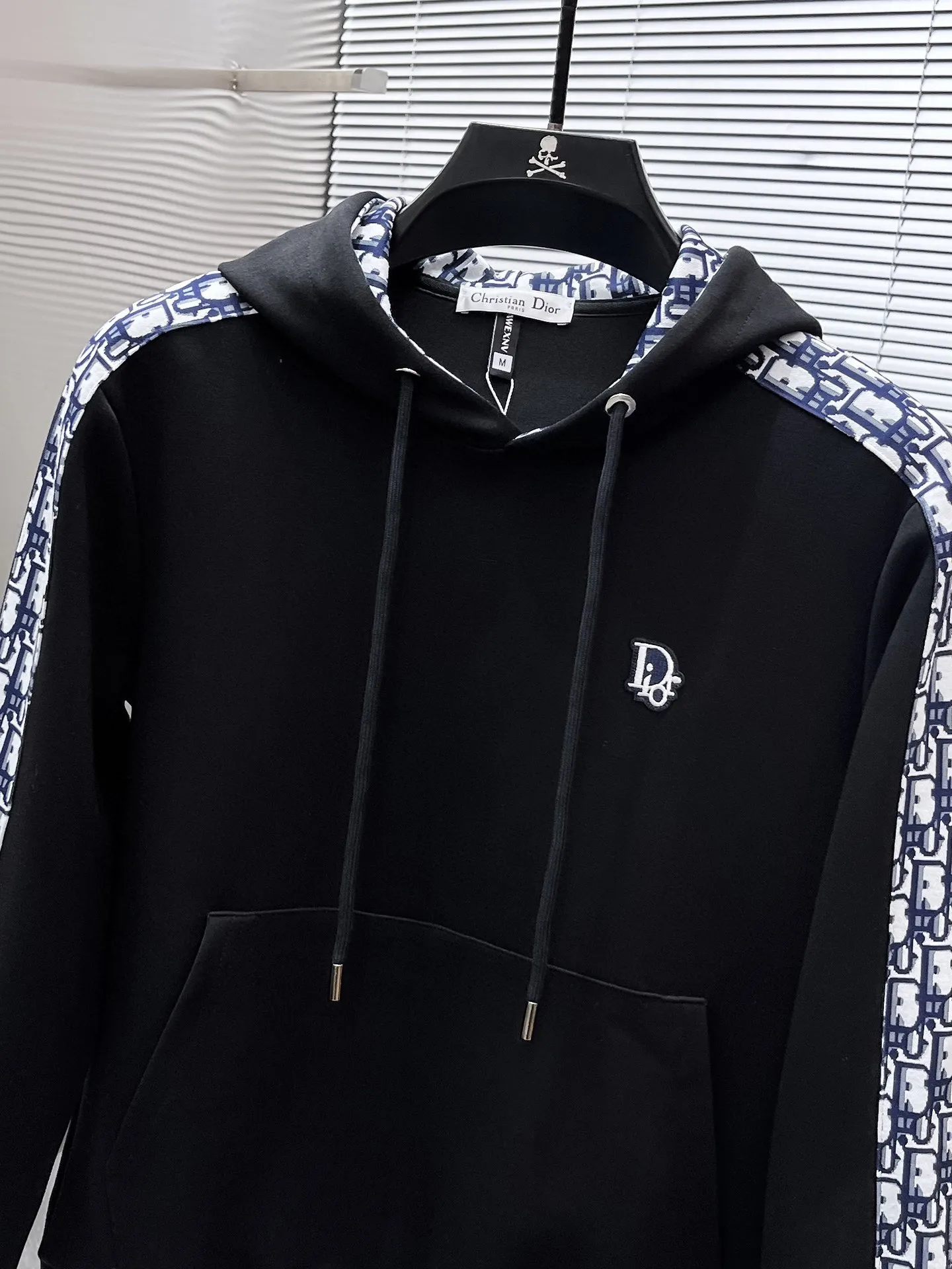 🅿️720 Dior hot-selling suit is coming. Focus on the original version of the official website. 2025 new hot-selling cardigan suit. The original order is the best. 🇭🇰The meticulous work of top designers. It has a fitting and perfect upper body effect. All-natural high-quality Tencel Roman cotton 100%, close-fitting comfort, noble and elegant! Original hardware embodies elegance and nobility! Counter size: M-3XL (maximum wear up to 190 pounds)