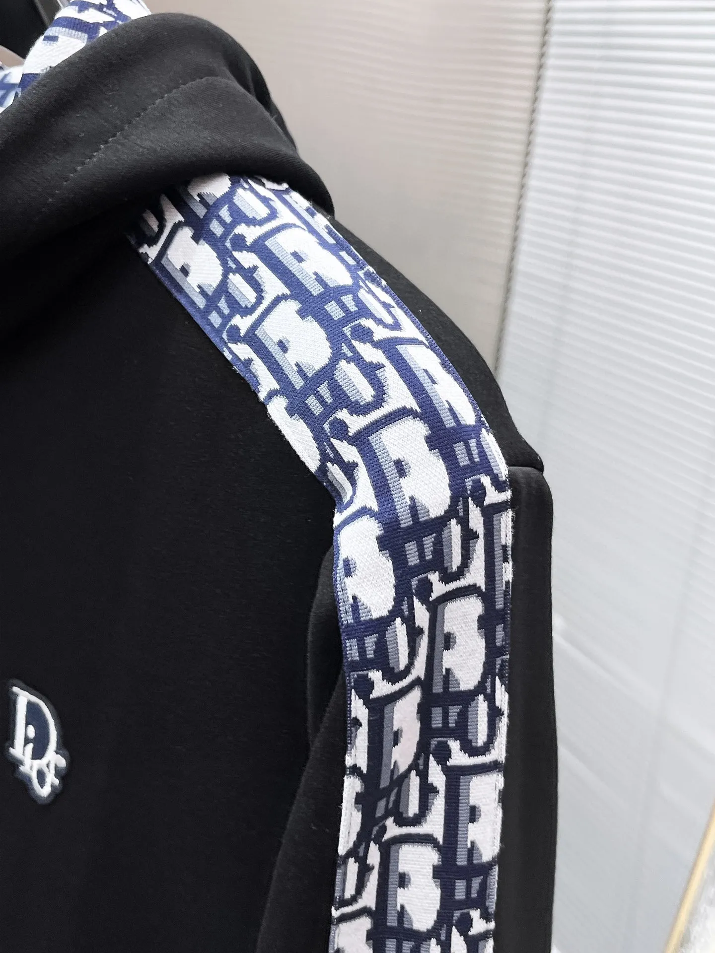 🅿️720 Dior hot-selling suit is coming. Focus on the original version of the official website. 2025 new hot-selling cardigan suit. The original order is the best. 🇭🇰The meticulous work of top designers. It has a fitting and perfect upper body effect. All-natural high-quality Tencel Roman cotton 100%, close-fitting comfort, noble and elegant! Original hardware embodies elegance and nobility! Counter size: M-3XL (maximum wear up to 190 pounds)