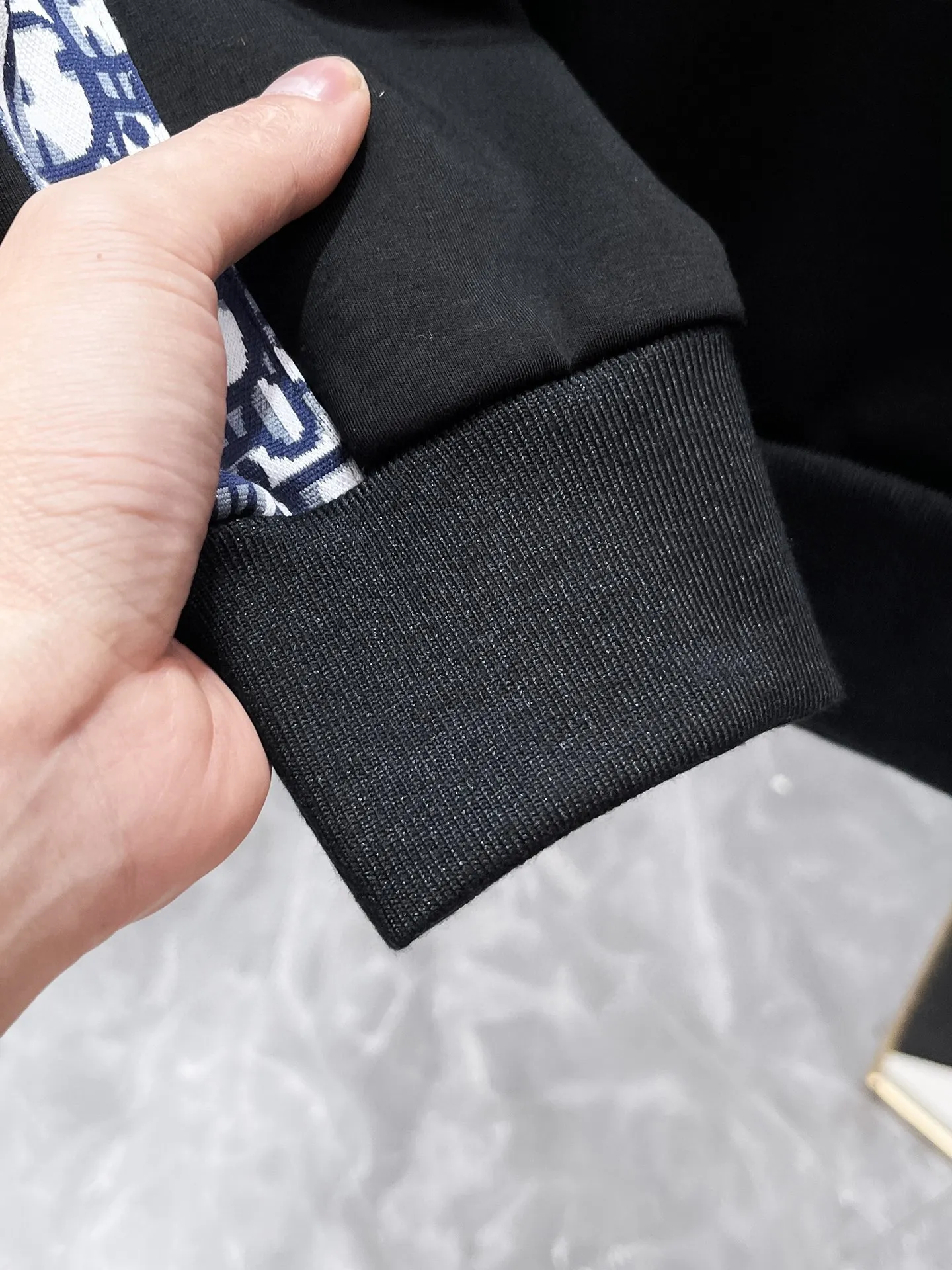 🅿️720 Dior hot-selling suit is coming. Focus on the original version of the official website. 2025 new hot-selling cardigan suit. The original order is the best. 🇭🇰The meticulous work of top designers. It has a fitting and perfect upper body effect. All-natural high-quality Tencel Roman cotton 100%, close-fitting comfort, noble and elegant! Original hardware embodies elegance and nobility! Counter size: M-3XL (maximum wear up to 190 pounds)