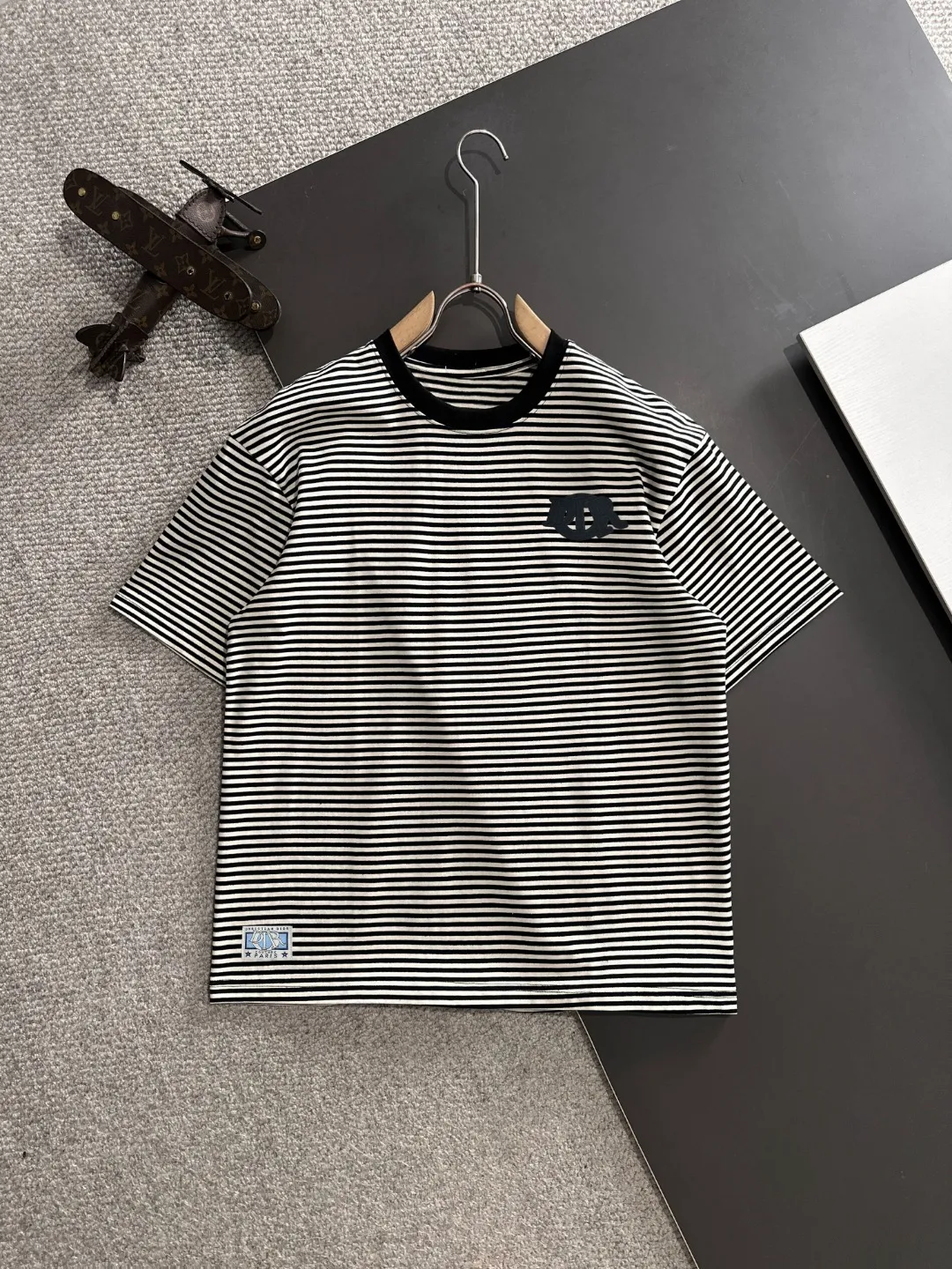 🅿️270 Shipped next day Dior 2025 early spring new style (top quality, differentiated currency) The launch of striped fabric short sleeves Early spring catwalk style Personalized and exclusive style Same style for men and women Made of imported custom dyed fabric Back collar chain bottom full shoulder coverage No deformation or shrinkage when exposed to water SIZE: M to 3XL