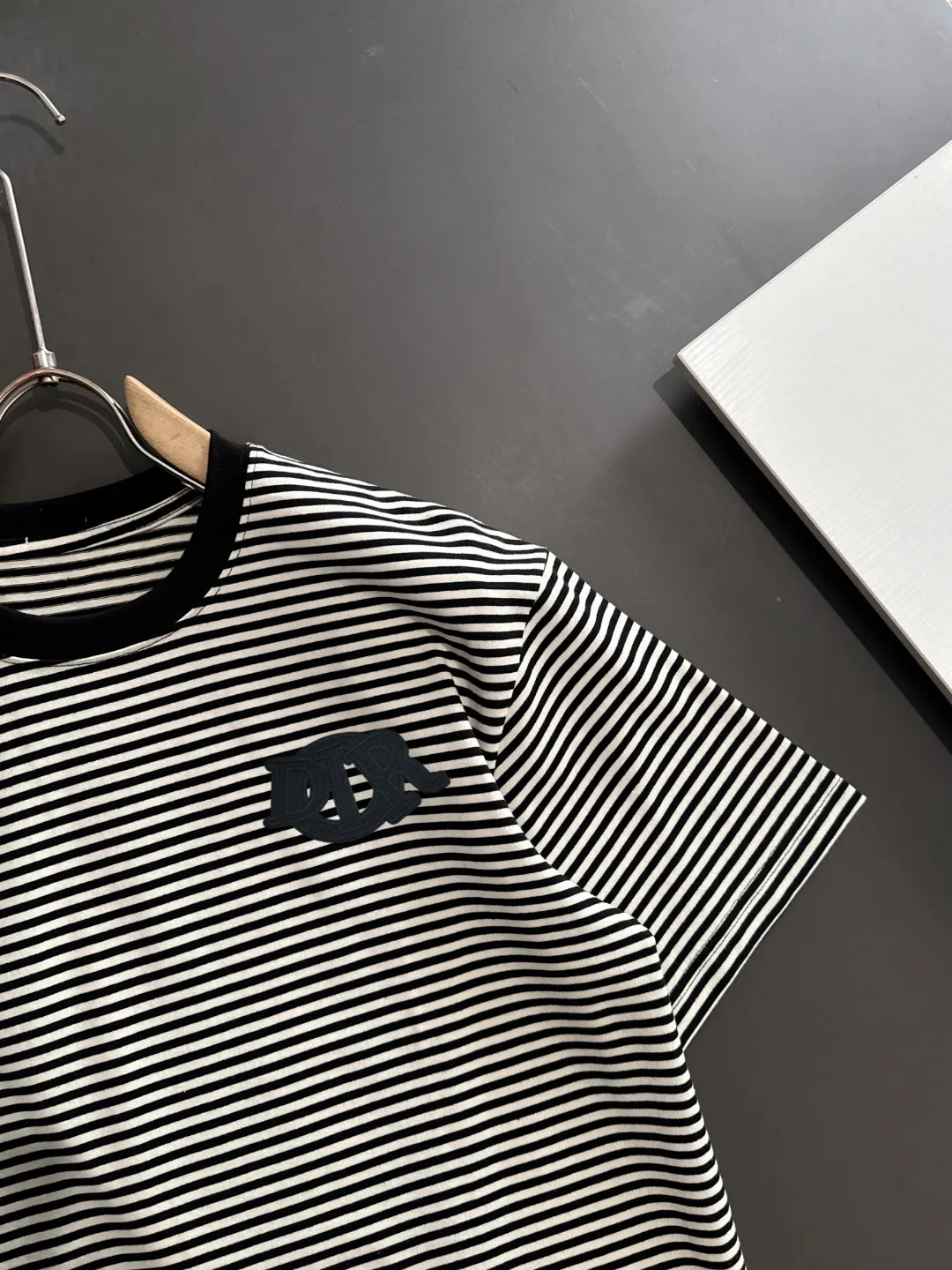 🅿️270 Shipped next day Dior 2025 early spring new style (top quality, differentiated currency) The launch of striped fabric short sleeves Early spring catwalk style Personalized and exclusive style Same style for men and women Made of imported custom dyed fabric Back collar chain bottom full shoulder coverage No deformation or shrinkage when exposed to water SIZE: M to 3XL
