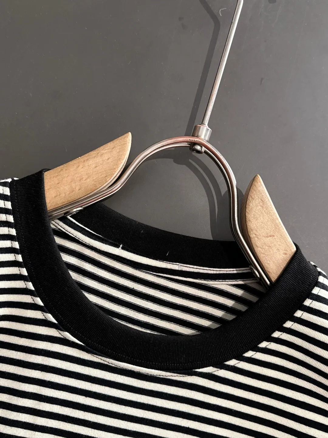 🅿️270 Shipped next day Dior 2025 early spring new style (top quality, differentiated currency) The launch of striped fabric short sleeves Early spring catwalk style Personalized and exclusive style Same style for men and women Made of imported custom dyed fabric Back collar chain bottom full shoulder coverage No deformation or shrinkage when exposed to water SIZE: M to 3XL
