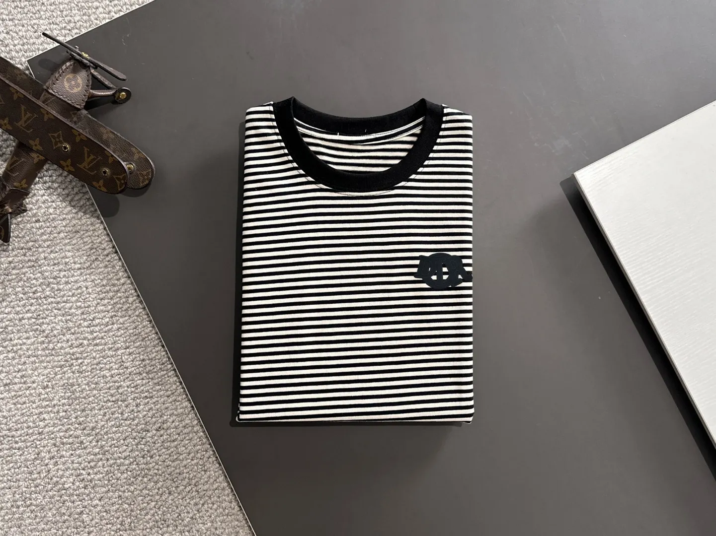 🅿️270 Shipped next day Dior 2025 early spring new style (top quality, differentiated currency) The launch of striped fabric short sleeves Early spring catwalk style Personalized and exclusive style Same style for men and women Made of imported custom dyed fabric Back collar chain bottom full shoulder coverage No deformation or shrinkage when exposed to water SIZE: M to 3XL