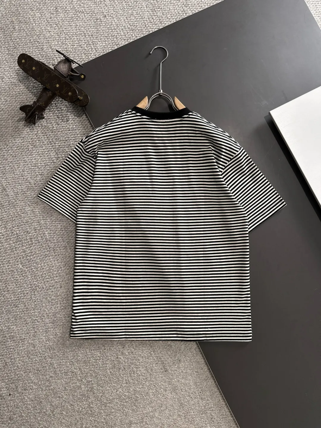 🅿️270 Shipped next day Dior 2025 early spring new style (top quality, differentiated currency) The launch of striped fabric short sleeves Early spring catwalk style Personalized and exclusive style Same style for men and women Made of imported custom dyed fabric Back collar chain bottom full shoulder coverage No deformation or shrinkage when exposed to water SIZE: M to 3XL