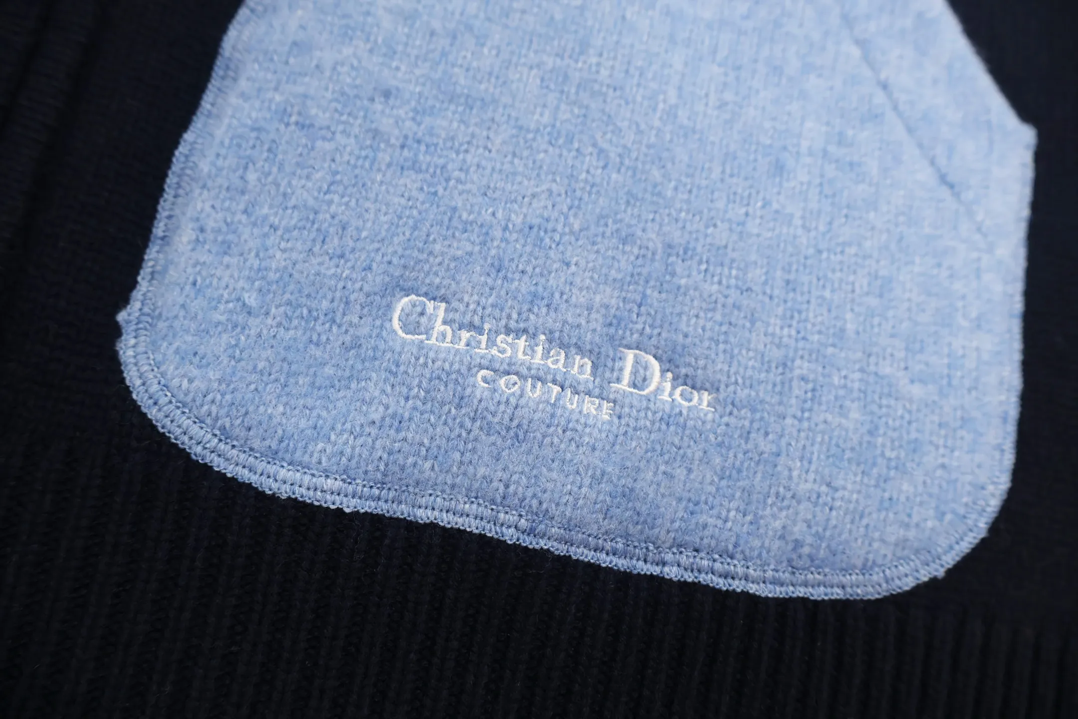 🅿️800 [Exclusive supply] CD lily of the valley embroidered college style zipper knitted jacket. This Christian Dr Couture lily of the valley embroidered two-color college style cardigan is a new product in the 2025 autumn men's wear series, reinterpreting college style with a color-blocking design. Crafted from blue and beige jersey felt, it features contrasting pockets and sleeves. Decorated with Christian Dr Couture embroidery and accented with beads and lily of the valley flowers, it pays homage to Mr. Dr's love of flowers. Pair with other pieces from the collection for a sophisticated look. Size:S-M-L