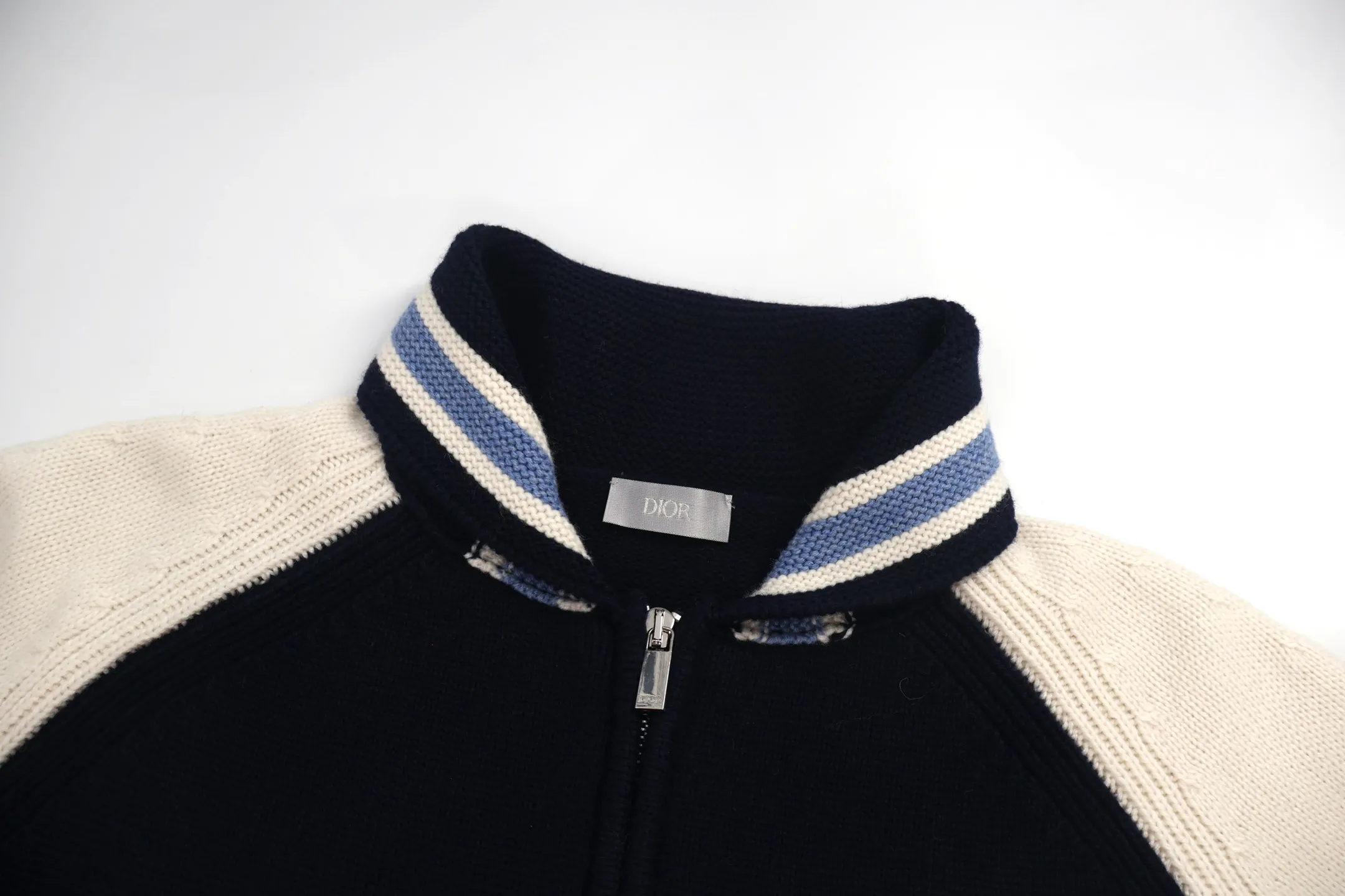 🅿️800 [Exclusive supply] CD lily of the valley embroidered college style zipper knitted jacket. This Christian Dr Couture lily of the valley embroidered two-color college style cardigan is a new product in the 2025 autumn men's wear series, reinterpreting college style with a color-blocking design. Crafted from blue and beige jersey felt, it features contrasting pockets and sleeves. Decorated with Christian Dr Couture embroidery and accented with beads and lily of the valley flowers, it pays homage to Mr. Dr's love of flowers. Pair with other pieces from the collection for a sophisticated look. Size:S-M-L
