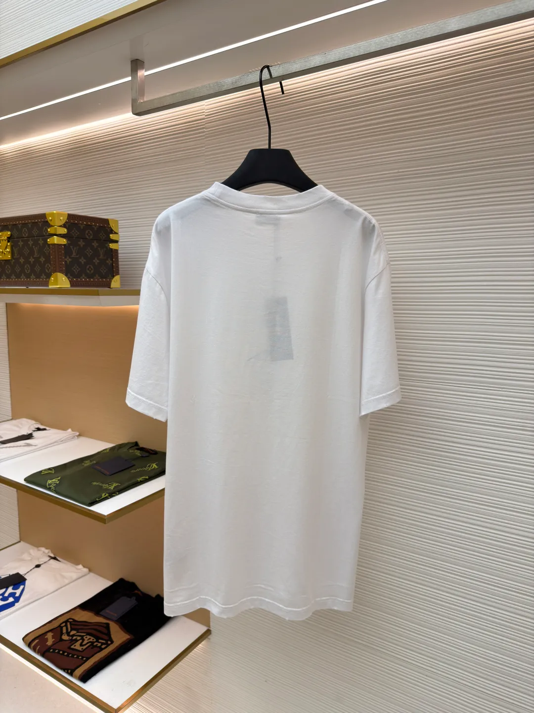 Dior letter logo printed short-sleeved T-shirt ●Authentic product: Purchased and developed by 7461 ●Item number: 1680131-A05 ●Fabric: knitted fabric ●Technology: Printing production ●Version: Fitted version ●Weight: about 230 grams ●Size: XS-S-M-L ●Description: Customized black cotton jersey fabric, made in Italy, printed with Christian Dior Couture letter logo on the front, customized signature rib collar, cuffs The hem is double-layered and has ultra-high-density wiring, making it truly a 1:1 copy that can be viewed with eyes closed. The overall wiring is straight and delicate, the fabric is comfortable and soft, and the color is consistent without color difference. It can be matched with the same style to create a fashionable look and control various occasions. Customized accessories, complete with three standards, same style for men and women!