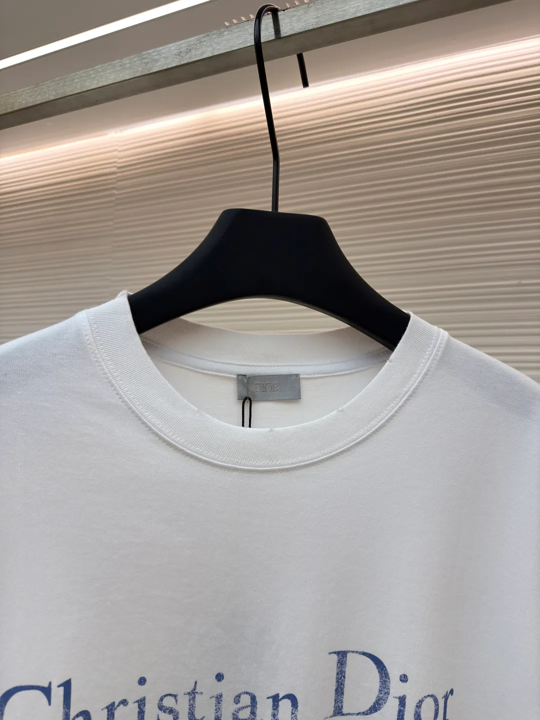 Dior letter logo printed short-sleeved T-shirt ●Authentic product: Purchased and developed by 7461 ●Item number: 1680131-A05 ●Fabric: knitted fabric ●Technology: Printing production ●Version: Fitted version ●Weight: about 230 grams ●Size: XS-S-M-L ●Description: Customized black cotton jersey fabric, made in Italy, printed with Christian Dior Couture letter logo on the front, customized signature rib collar, cuffs The hem is double-layered and has ultra-high-density wiring, making it truly a 1:1 copy that can be viewed with eyes closed. The overall wiring is straight and delicate, the fabric is comfortable and soft, and the color is consistent without color difference. It can be matched with the same style to create a fashionable look and control various occasions. Customized accessories, complete with three standards, same style for men and women!