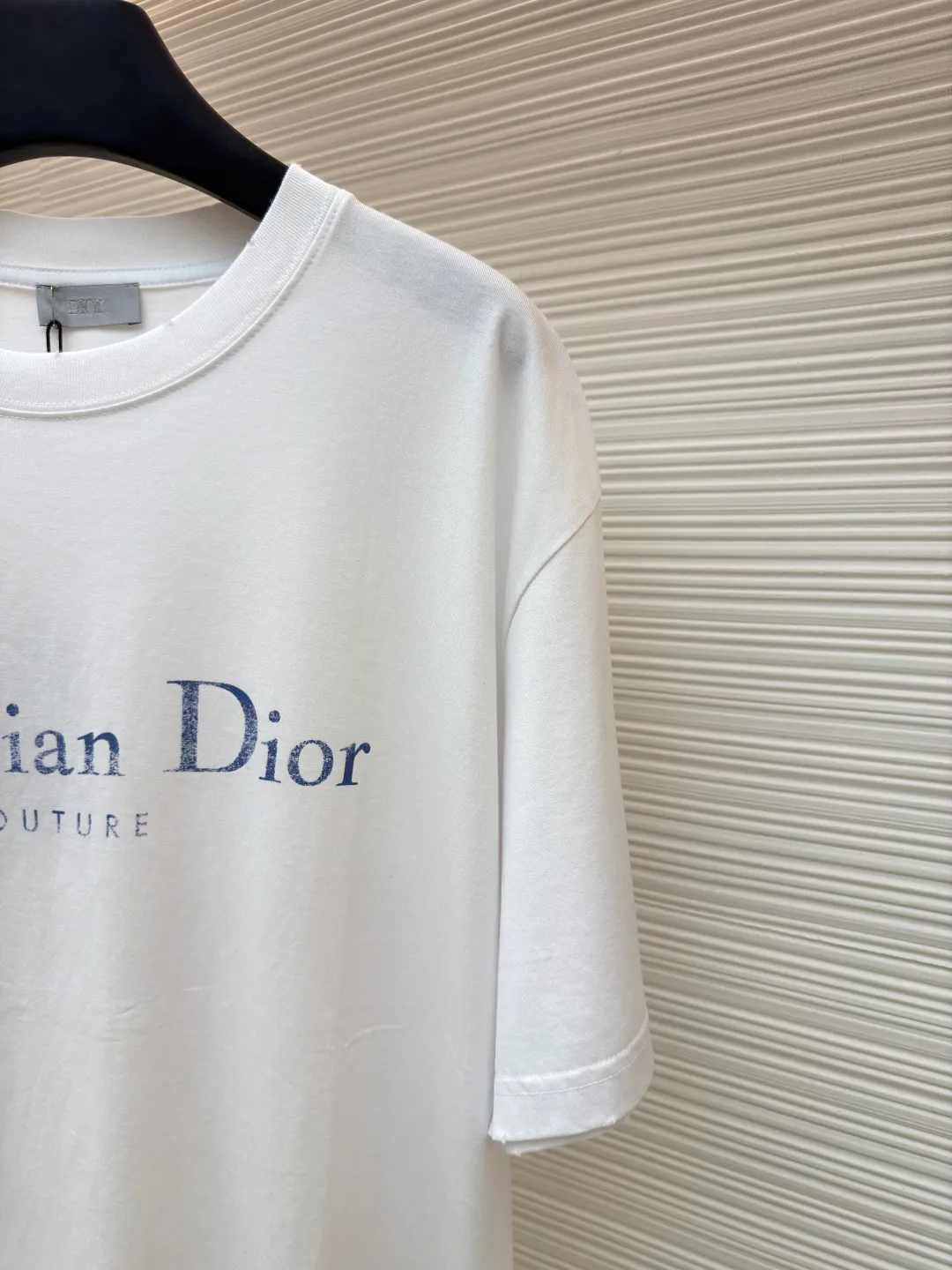 Dior letter logo printed short-sleeved T-shirt ●Authentic product: Purchased and developed by 7461 ●Item number: 1680131-A05 ●Fabric: knitted fabric ●Technology: Printing production ●Version: Fitted version ●Weight: about 230 grams ●Size: XS-S-M-L ●Description: Customized black cotton jersey fabric, made in Italy, printed with Christian Dior Couture letter logo on the front, customized signature rib collar, cuffs The hem is double-layered and has ultra-high-density wiring, making it truly a 1:1 copy that can be viewed with eyes closed. The overall wiring is straight and delicate, the fabric is comfortable and soft, and the color is consistent without color difference. It can be matched with the same style to create a fashionable look and control various occasions. Customized accessories, complete with three standards, same style for men and women!