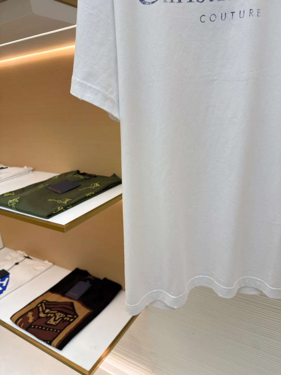 Dior letter logo printed short-sleeved T-shirt ●Authentic product: Purchased and developed by 7461 ●Item number: 1680131-A05 ●Fabric: knitted fabric ●Technology: Printing production ●Version: Fitted version ●Weight: about 230 grams ●Size: XS-S-M-L ●Description: Customized black cotton jersey fabric, made in Italy, printed with Christian Dior Couture letter logo on the front, customized signature rib collar, cuffs The hem is double-layered and has ultra-high-density wiring, making it truly a 1:1 copy that can be viewed with eyes closed. The overall wiring is straight and delicate, the fabric is comfortable and soft, and the color is consistent without color difference. It can be matched with the same style to create a fashionable look and control various occasions. Customized accessories, complete with three standards, same style for men and women!