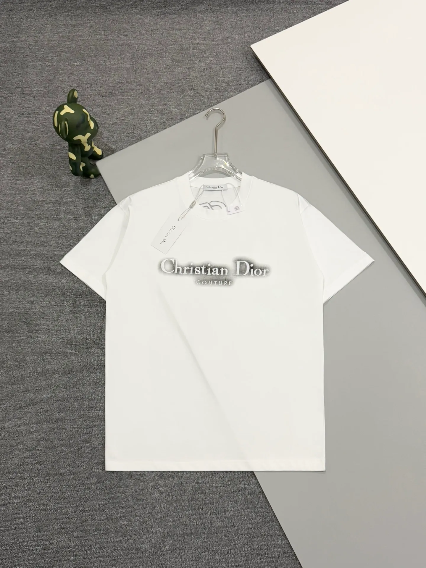 🅿️190 [High version] Snake🐍 Dior Dior 25ss spring and summer new limited edition inkjet ten letter logo embroidered short-sleeved T-shirt! Fashionable and casual short-sleeved T-shirt with catwalk pattern. It has a unique design and is made of 32 pieces of 280g 100% cotton fabric. It feels soft and skin-friendly, comfortable and breathable. The real thing will definitely make you fall in love with it! Non-sexist couples can wear mixed styles to open up a new fashion style! Different market versions ⚠️Same style for men and women. Haute couture series! Color: black white. Size: s-xL