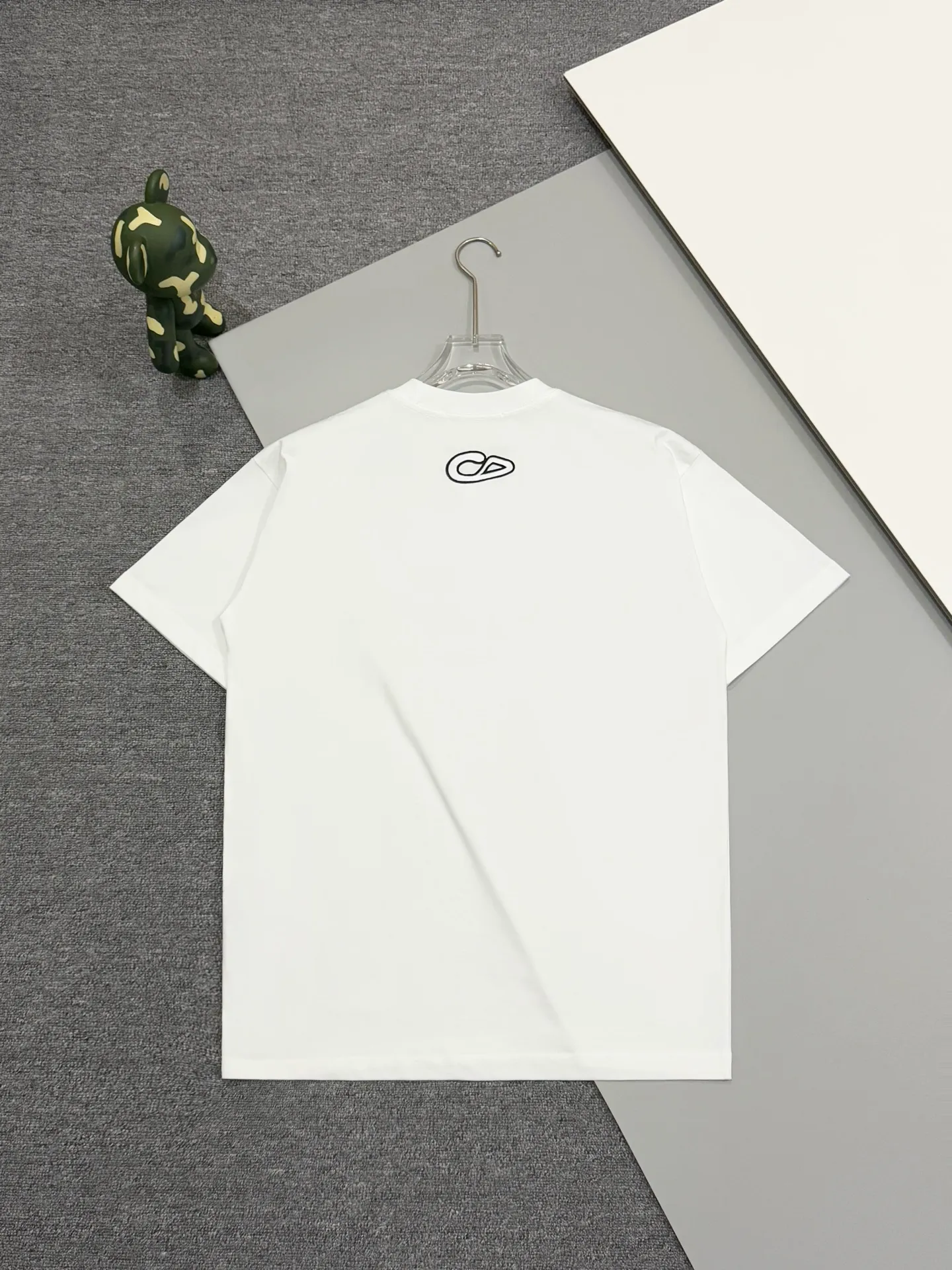 🅿️190 [High version] Snake🐍 Dior Dior 25ss spring and summer new limited edition inkjet ten letter logo embroidered short-sleeved T-shirt! Fashionable and casual short-sleeved T-shirt with catwalk pattern. It has a unique design and is made of 32 pieces of 280g 100% cotton fabric. It feels soft and skin-friendly, comfortable and breathable. The real thing will definitely make you fall in love with it! Non-sexist couples can wear mixed styles to open up a new fashion style! Different market versions ⚠️Same style for men and women. Haute couture series! Color: black white. Size: s-xL