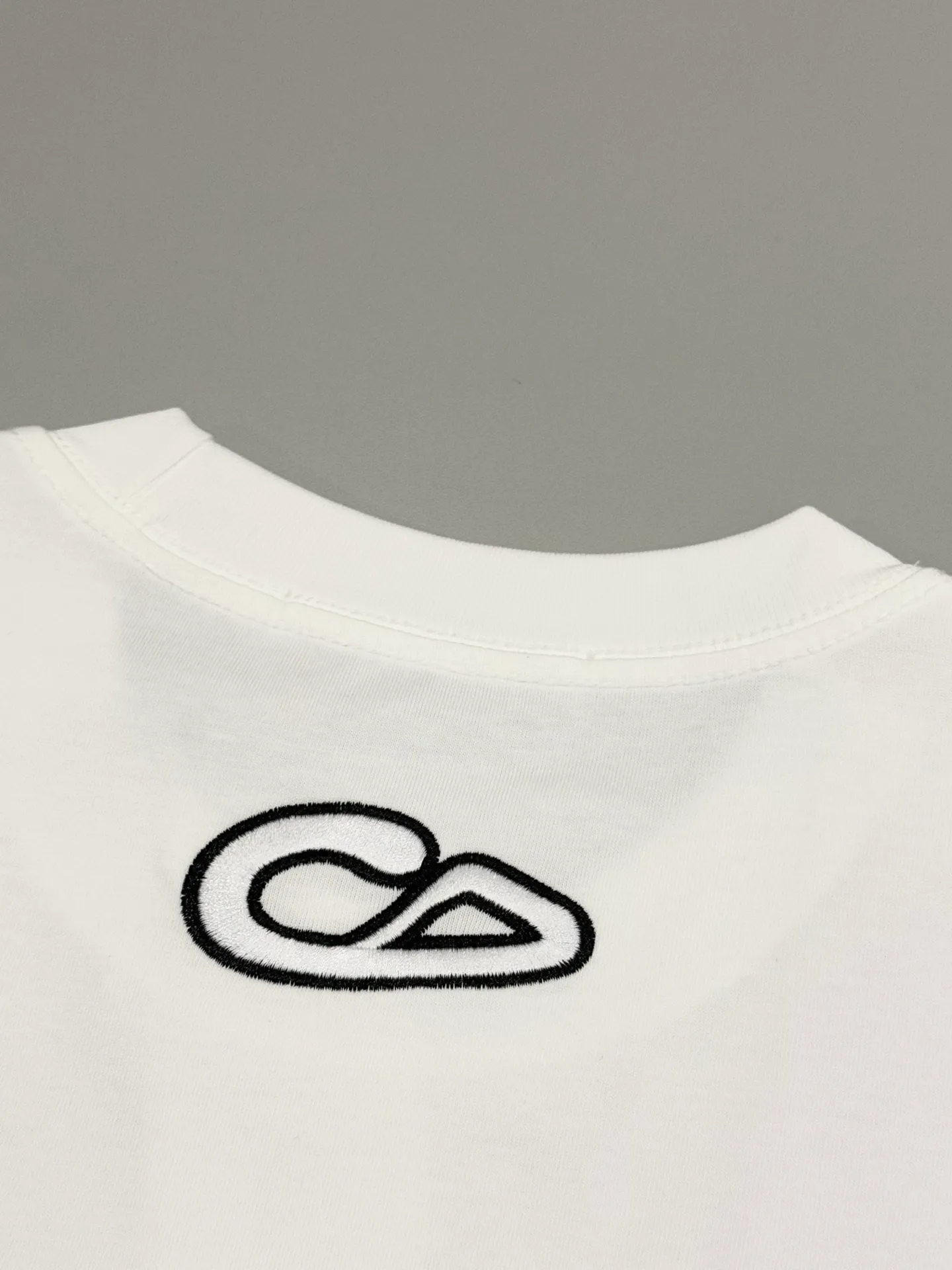 🅿️190 [High version] Snake🐍 Dior Dior 25ss spring and summer new limited edition inkjet ten letter logo embroidered short-sleeved T-shirt! Fashionable and casual short-sleeved T-shirt with catwalk pattern. It has a unique design and is made of 32 pieces of 280g 100% cotton fabric. It feels soft and skin-friendly, comfortable and breathable. The real thing will definitely make you fall in love with it! Non-sexist couples can wear mixed styles to open up a new fashion style! Different market versions ⚠️Same style for men and women. Haute couture series! Color: black white. Size: s-xL