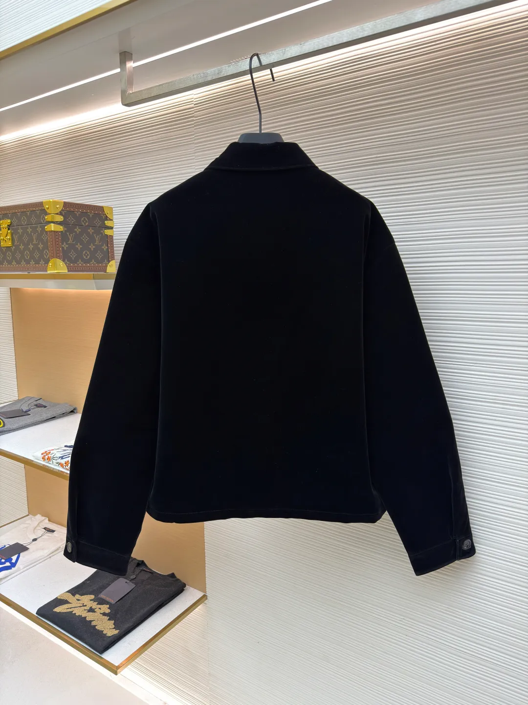 Prada triangle logo velvet jacket ●Original version: Purchased and developed for 22800 ●Item number: 1681803-B35 ●Fabric: soft mist velvet cotton fabric ●Technology: infrared positioning production ●Color: black ●Version: fitted version ●Weight: about 760 grams ●Size: S-M-L-XL ●Description: Customized soft mist velvet cotton Soft as clouds, comfortable and skin-friendly, with calm jet black as the main color Gradient luster appears under different lights. It converges like a lake in the middle of the night. The iconic enamel-coated metal triangle logo on the chest is the concentration of Prada’s century-old gene. The full-length metal zipper cuts the drape of velvet satin vertically, proving that high-end design is hidden in the details. There is no need to be exaggerated. The details speak for themselves. The low-key publicity is engraved in the bones, giving every turn a sense of high-end symbols. The imported special machine infrared positioning "Prada Triangle Logo" is used to position it more accurately. Firm and strong, the template machine opens the bag. The preset template guides the position, shape and size of the bag. The accuracy ensures the quality of the bag opening effect. The fabrics have been carefully washed. It has a better hand feel and texture. It is not easy to deform, not easy to shrink, not easy to fade, and maintains long-term beauty. The overall wiring is straight and delicate, the fabric is comfortable and soft, and the color is consistent without color difference. It can be matched with the same style to create a fashionable look and control various occasions. Customized accessories, complete with three standards, same style for men and women!