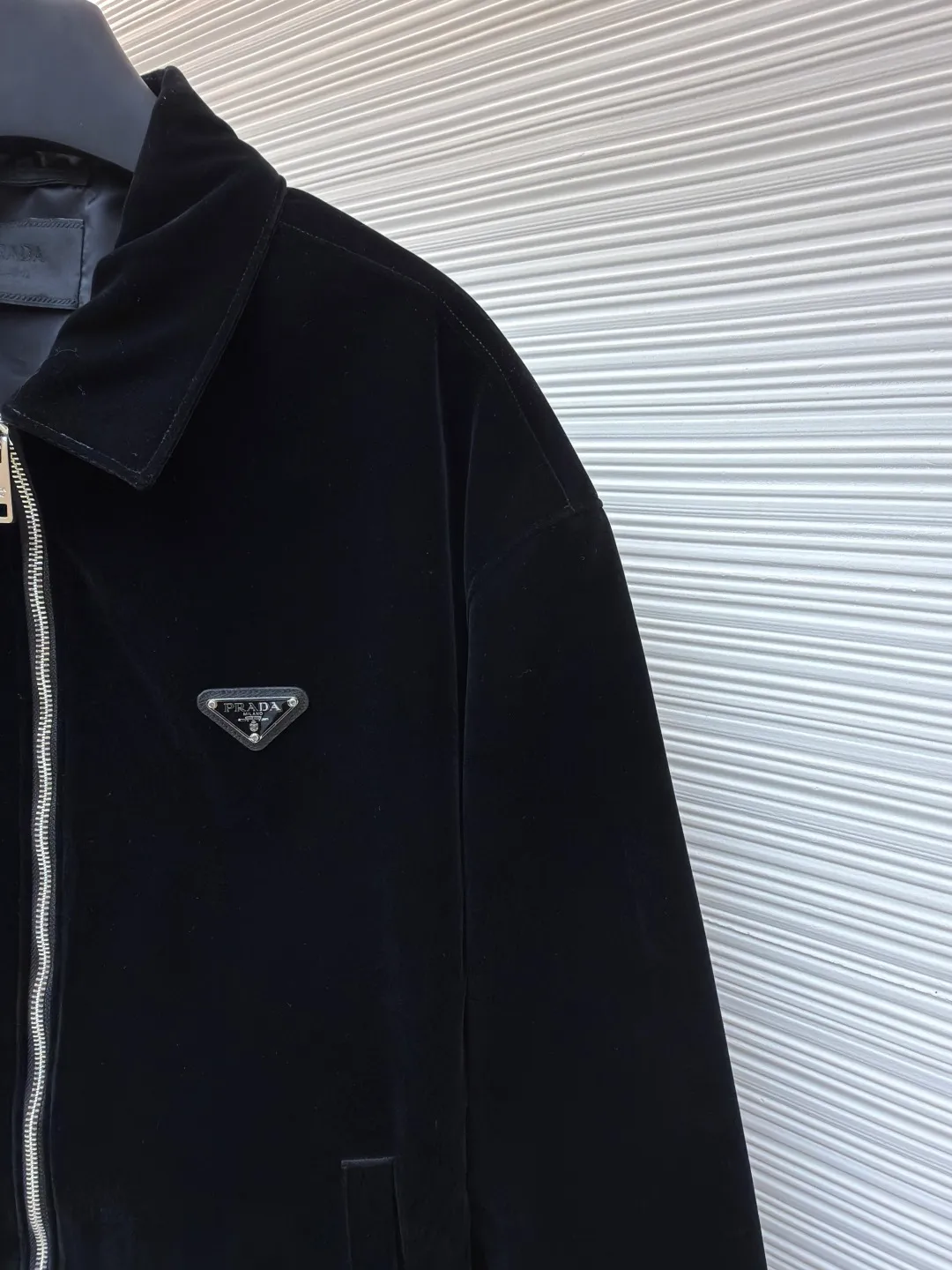 Prada triangle logo velvet jacket ●Original version: Purchased and developed for 22800 ●Item number: 1681803-B35 ●Fabric: soft mist velvet cotton fabric ●Technology: infrared positioning production ●Color: black ●Version: fitted version ●Weight: about 760 grams ●Size: S-M-L-XL ●Description: Customized soft mist velvet cotton Soft as clouds, comfortable and skin-friendly, with calm jet black as the main color Gradient luster appears under different lights. It converges like a lake in the middle of the night. The iconic enamel-coated metal triangle logo on the chest is the concentration of Prada’s century-old gene. The full-length metal zipper cuts the drape of velvet satin vertically, proving that high-end design is hidden in the details. There is no need to be exaggerated. The details speak for themselves. The low-key publicity is engraved in the bones, giving every turn a sense of high-end symbols. The imported special machine infrared positioning "Prada Triangle Logo" is used to position it more accurately. Firm and strong, the template machine opens the bag. The preset template guides the position, shape and size of the bag. The accuracy ensures the quality of the bag opening effect. The fabrics have been carefully washed. It has a better hand feel and texture. It is not easy to deform, not easy to shrink, not easy to fade, and maintains long-term beauty. The overall wiring is straight and delicate, the fabric is comfortable and soft, and the color is consistent without color difference. It can be matched with the same style to create a fashionable look and control various occasions. Customized accessories, complete with three standards, same style for men and women!