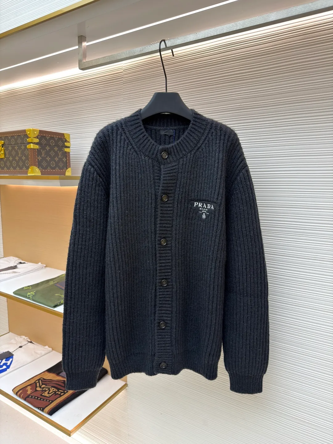 PRADA Intarsia Thick Knit Wool Cardigan Sweater ●Original version: Purchased and developed for 21700 ●Item No.: 1681027-A90 ●Fabric: Wool blended fabric ●Technology: Knitted ●Version: Loose fit ●Weight: about 1375 grams ●Size: S-M-L ●Description: Made of wool blended fabric, logo intarsia on the chest, custom horn buttons on the placket, the overall routing is straight and delicate, the fabric is comfortable and soft, and the color is consistent without color difference. It can be matched with the same style to create a fashionable look, and can be used in various occasions. Customized accessories, complete with three standards, same style for men and women!