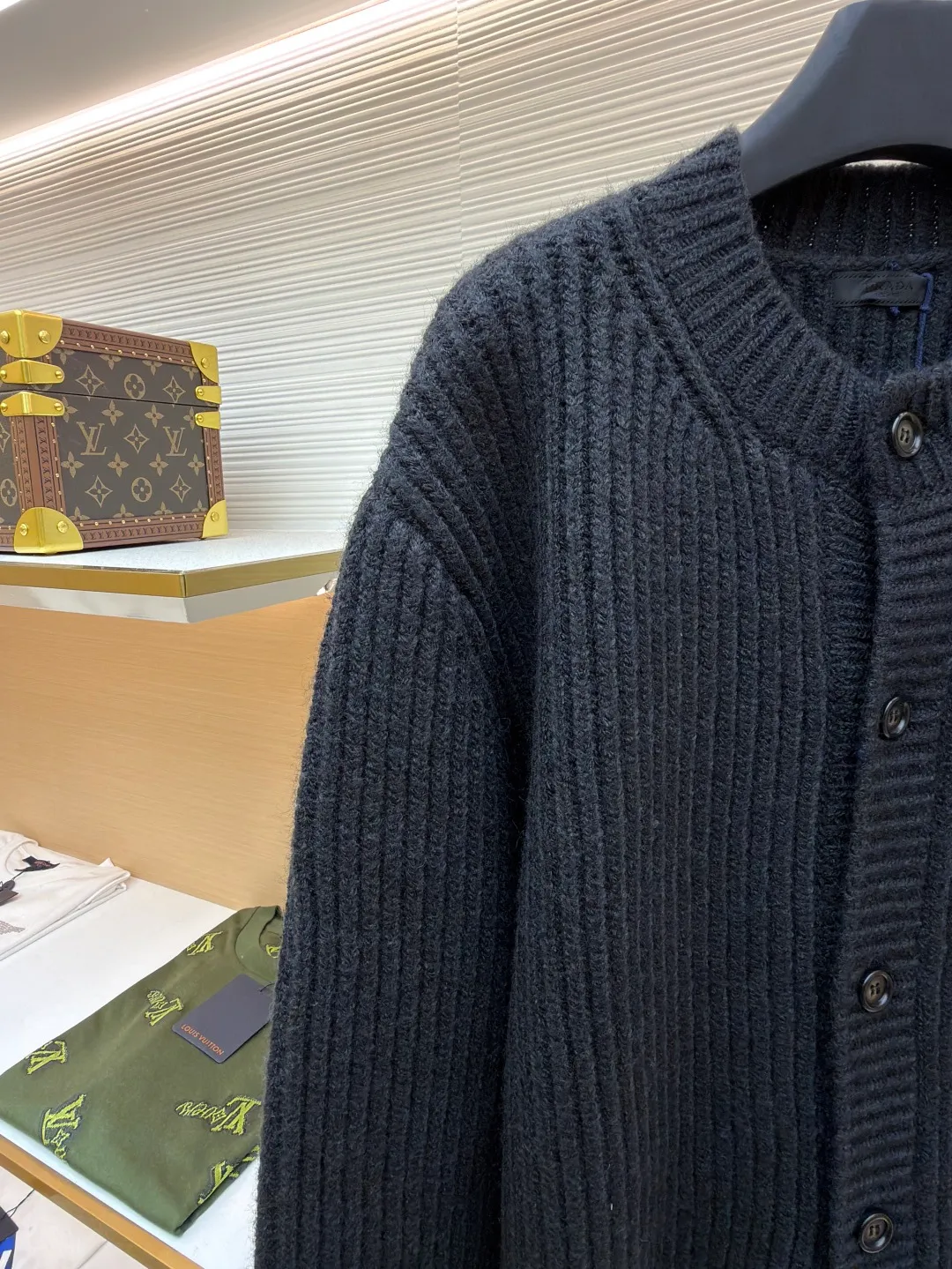 PRADA Intarsia Thick Knit Wool Cardigan Sweater ●Original version: Purchased and developed for 21700 ●Item No.: 1681027-A90 ●Fabric: Wool blended fabric ●Technology: Knitted ●Version: Loose fit ●Weight: about 1375 grams ●Size: S-M-L ●Description: Made of wool blended fabric, logo intarsia on the chest, custom horn buttons on the placket, the overall routing is straight and delicate, the fabric is comfortable and soft, and the color is consistent without color difference. It can be matched with the same style to create a fashionable look, and can be used in various occasions. Customized accessories, complete with three standards, same style for men and women!