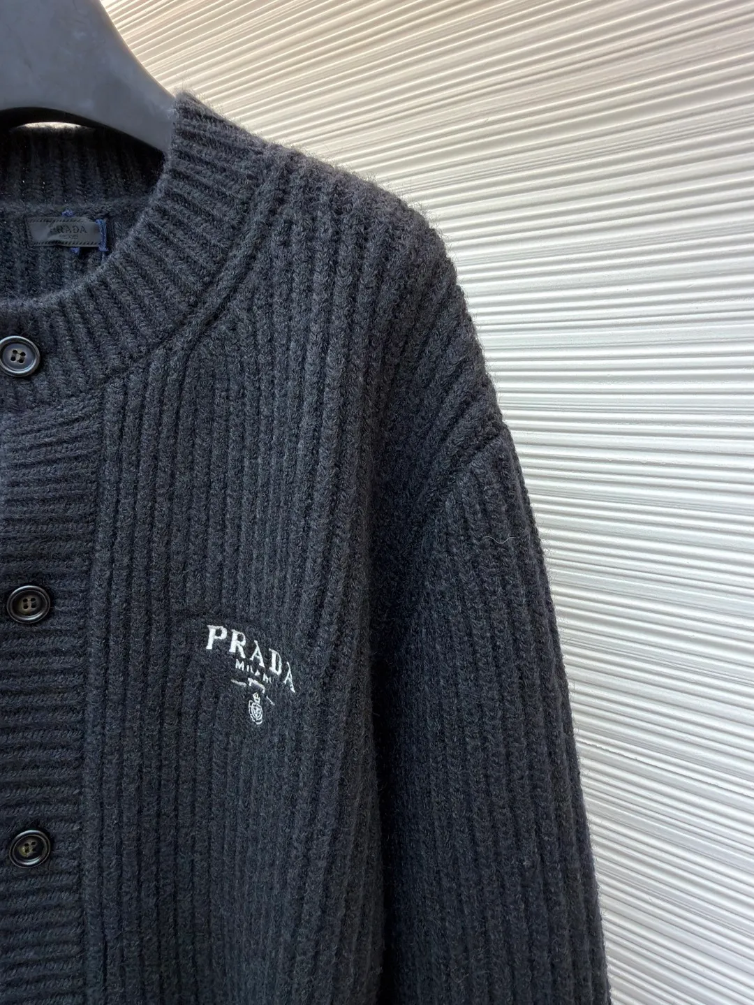 PRADA Intarsia Thick Knit Wool Cardigan Sweater ●Original version: Purchased and developed for 21700 ●Item No.: 1681027-A90 ●Fabric: Wool blended fabric ●Technology: Knitted ●Version: Loose fit ●Weight: about 1375 grams ●Size: S-M-L ●Description: Made of wool blended fabric, logo intarsia on the chest, custom horn buttons on the placket, the overall routing is straight and delicate, the fabric is comfortable and soft, and the color is consistent without color difference. It can be matched with the same style to create a fashionable look, and can be used in various occasions. Customized accessories, complete with three standards, same style for men and women!