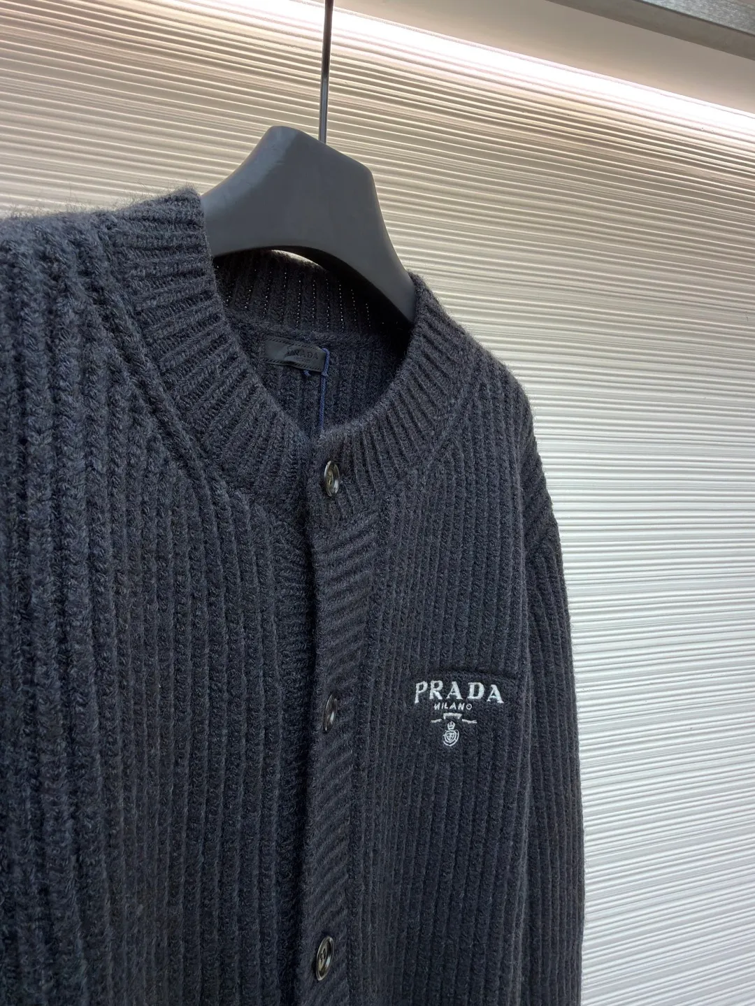 PRADA Intarsia Thick Knit Wool Cardigan Sweater ●Original version: Purchased and developed for 21700 ●Item No.: 1681027-A90 ●Fabric: Wool blended fabric ●Technology: Knitted ●Version: Loose fit ●Weight: about 1375 grams ●Size: S-M-L ●Description: Made of wool blended fabric, logo intarsia on the chest, custom horn buttons on the placket, the overall routing is straight and delicate, the fabric is comfortable and soft, and the color is consistent without color difference. It can be matched with the same style to create a fashionable look, and can be used in various occasions. Customized accessories, complete with three standards, same style for men and women!