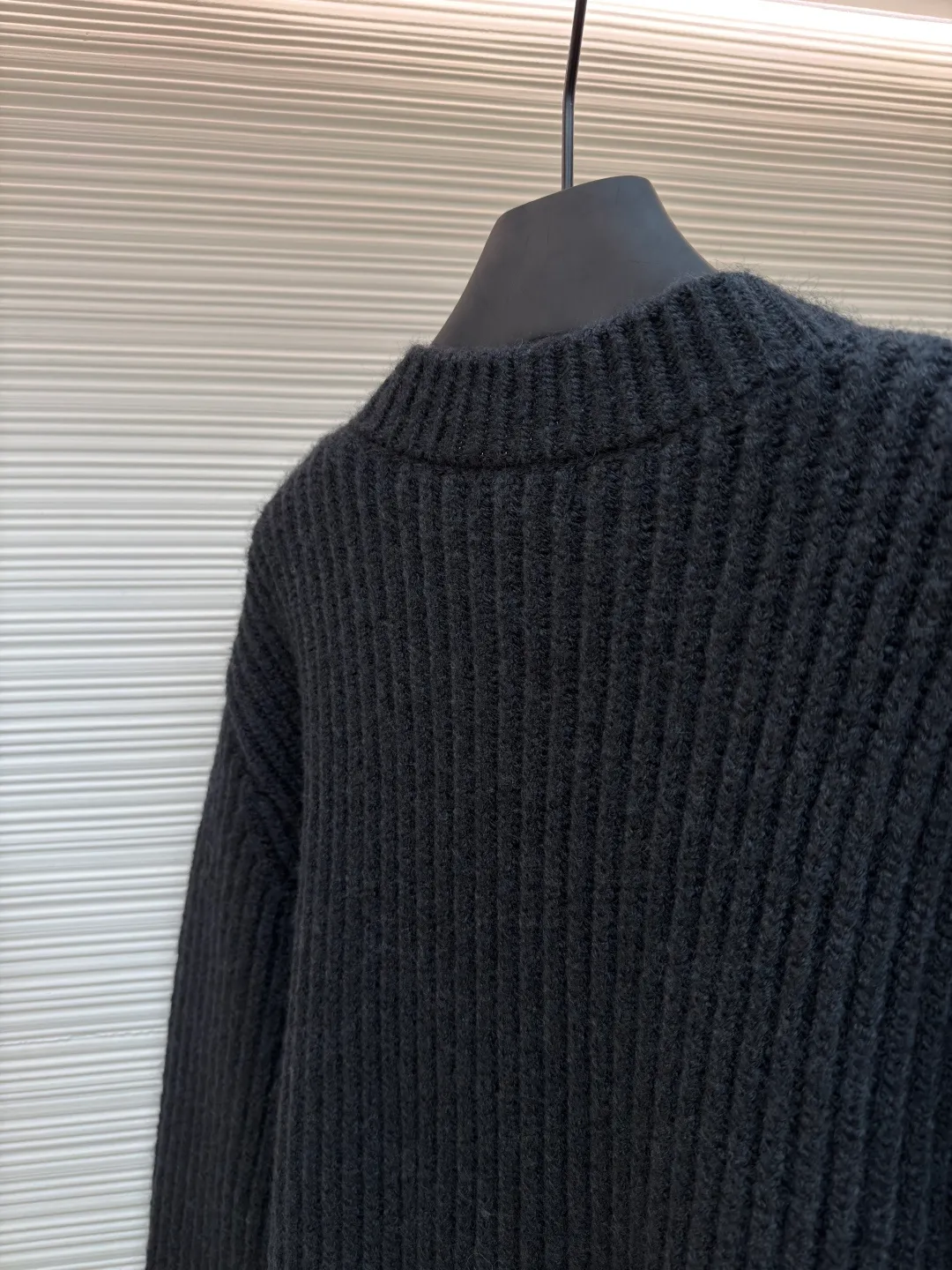 PRADA Intarsia Thick Knit Wool Cardigan Sweater ●Original version: Purchased and developed for 21700 ●Item No.: 1681027-A90 ●Fabric: Wool blended fabric ●Technology: Knitted ●Version: Loose fit ●Weight: about 1375 grams ●Size: S-M-L ●Description: Made of wool blended fabric, logo intarsia on the chest, custom horn buttons on the placket, the overall routing is straight and delicate, the fabric is comfortable and soft, and the color is consistent without color difference. It can be matched with the same style to create a fashionable look, and can be used in various occasions. Customized accessories, complete with three standards, same style for men and women!