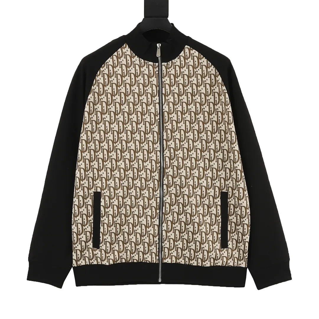 🅿️580 Dior/Dior 25Fw Contrast color splicing presbyopic letter all-print suit zipper jacket - The custom counter is consistent with the original knitted jacquard fabric - The fabric is washable and wear-resistant and does not deform - The presbyopic letters Dior are all 1:1 symmetrical - The custom counter is consistent with the original three standards and complete - The zippers are all customized original Dior hardware zippers - The zipper does not fade or get stuck - Color: khaki Best paired with matching trousers! ! Size:S-XL
